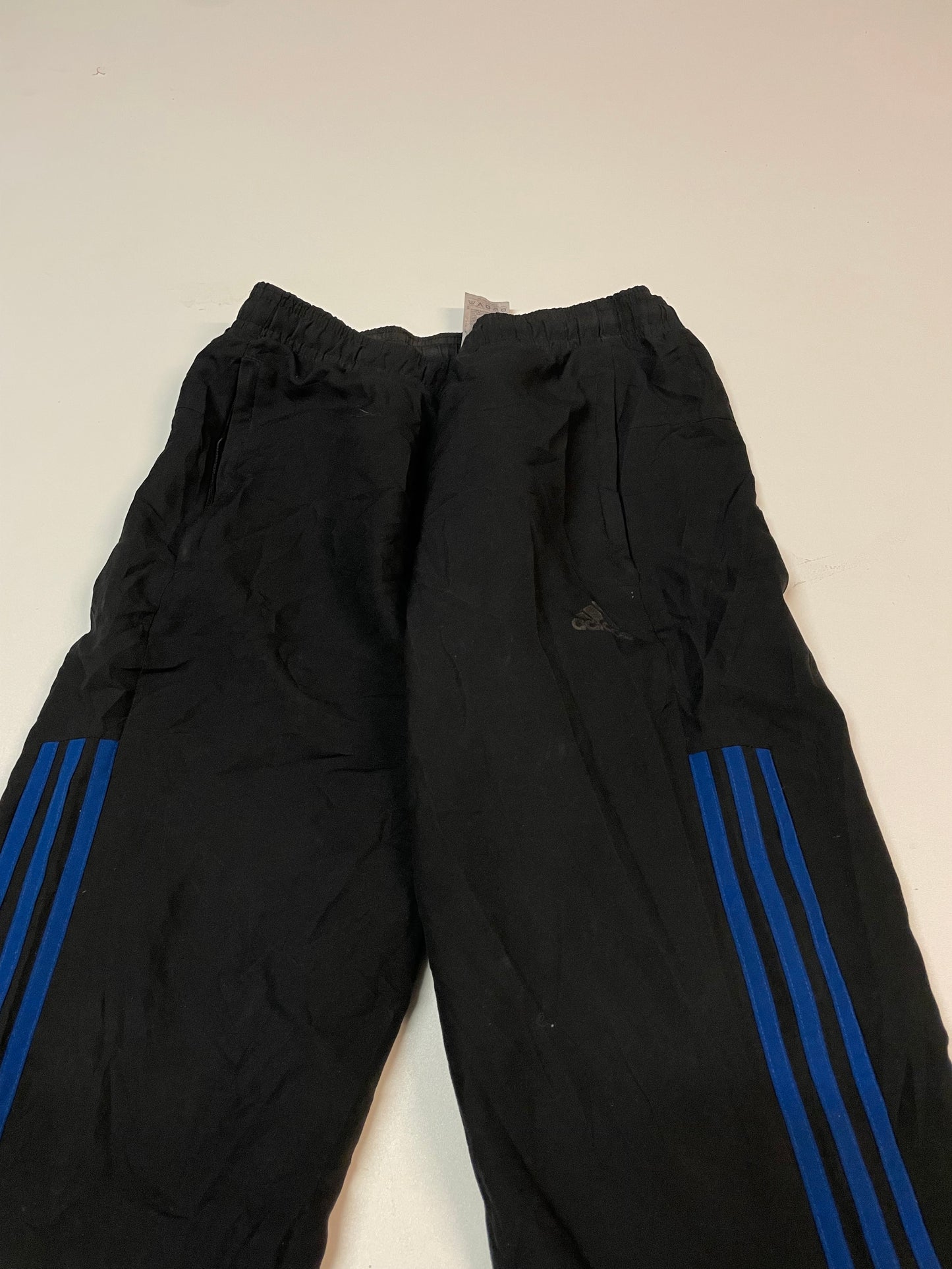 Entdecke unsere Vintage Track Pants von Nike und anderen Marken, erhältlich bei Valuxery.de - Dein Shop für trendige Vintage - Kleidung. Unsere Track Pants sind aus hochwertigen Materialien und