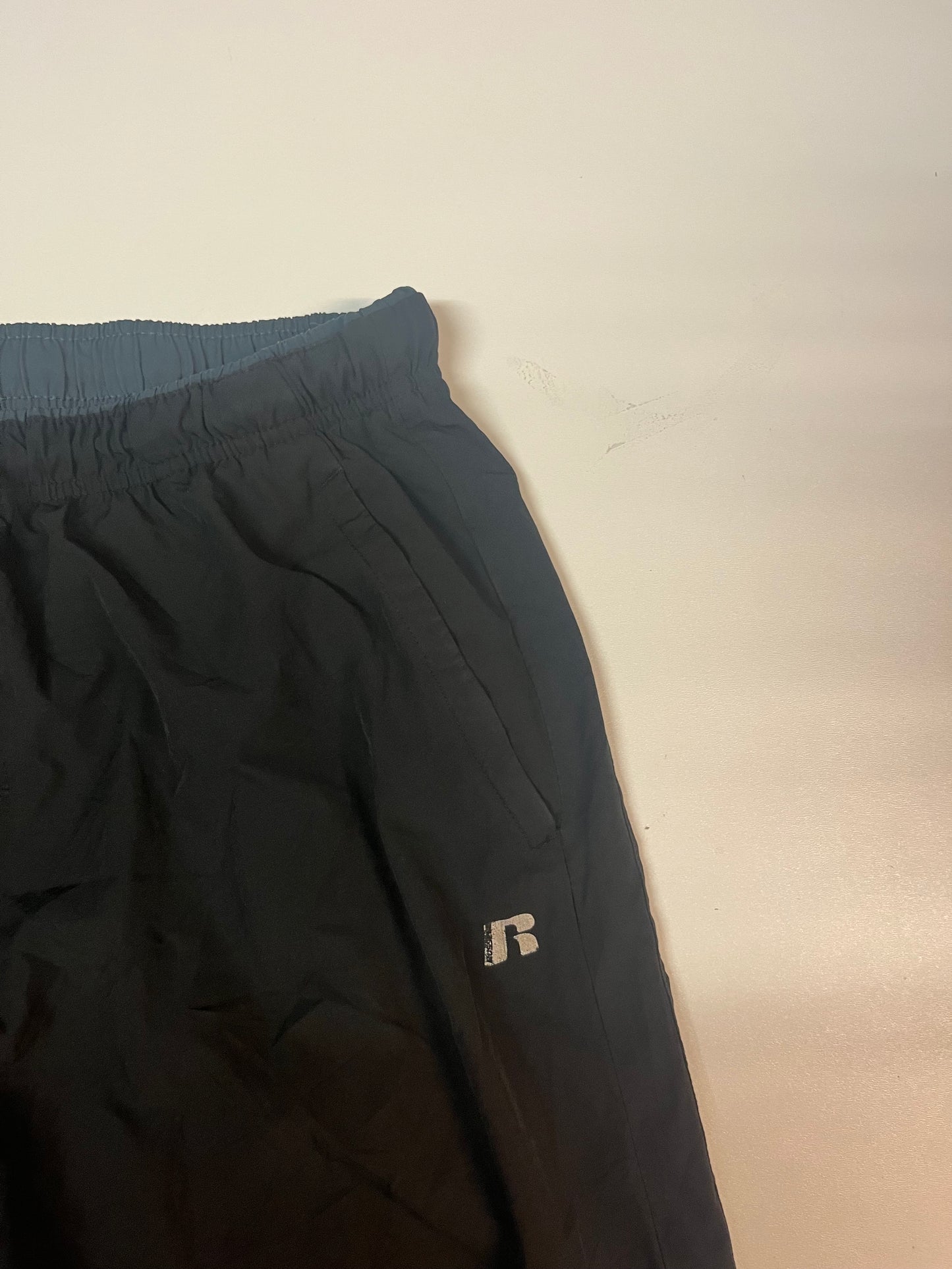 Entdecke unsere Vintage Track Pants von Nike und anderen Marken, erhältlich bei Valuxery.de - Dein Shop für trendige Vintage - Kleidung. Unsere Track Pants sind aus hochwertigen Materialien und