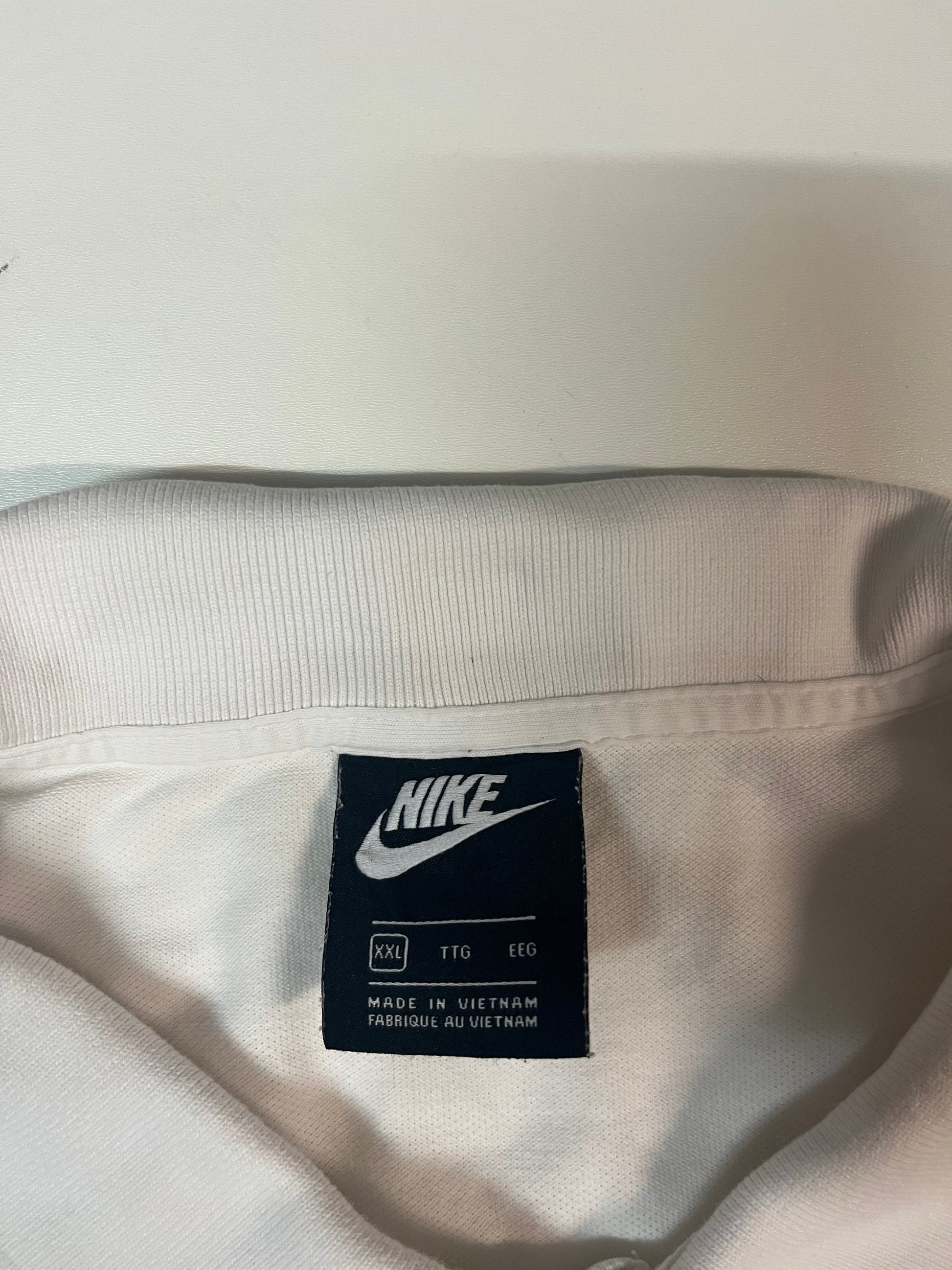 Entdecke unsere Vintage Track Pants von Nike und anderen Marken, erhältlich bei Valuxery.de - Dein Shop für trendige Vintage - Kleidung. Unsere Track Pants sind aus hochwertigen Materialien und