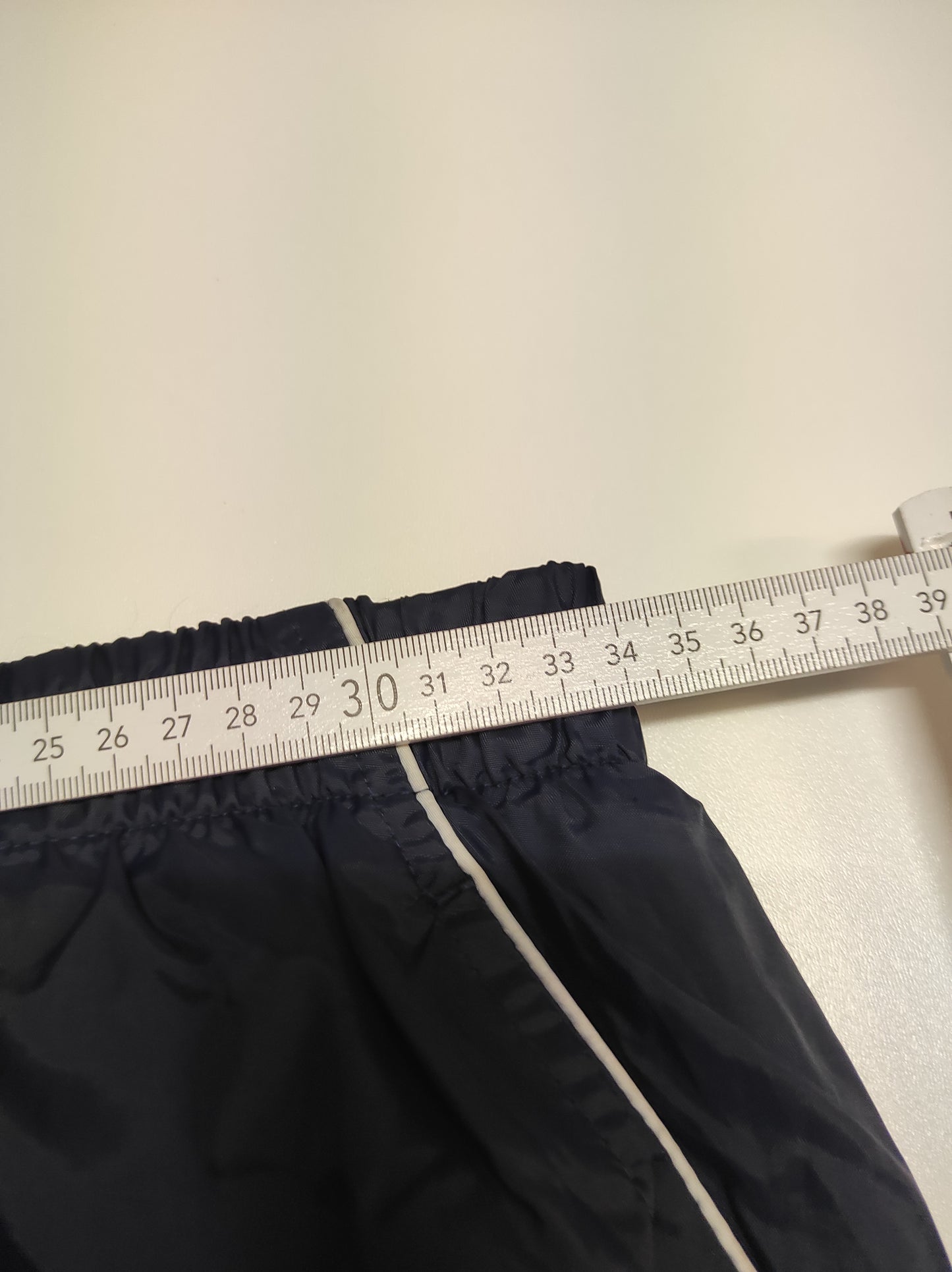 Entdecke unsere Vintage Track Pants von Nike und anderen Marken, erhältlich bei Valuxery.de - Dein Shop für trendige Vintage - Kleidung. Unsere Track Pants sind aus hochwertigen Materialien und