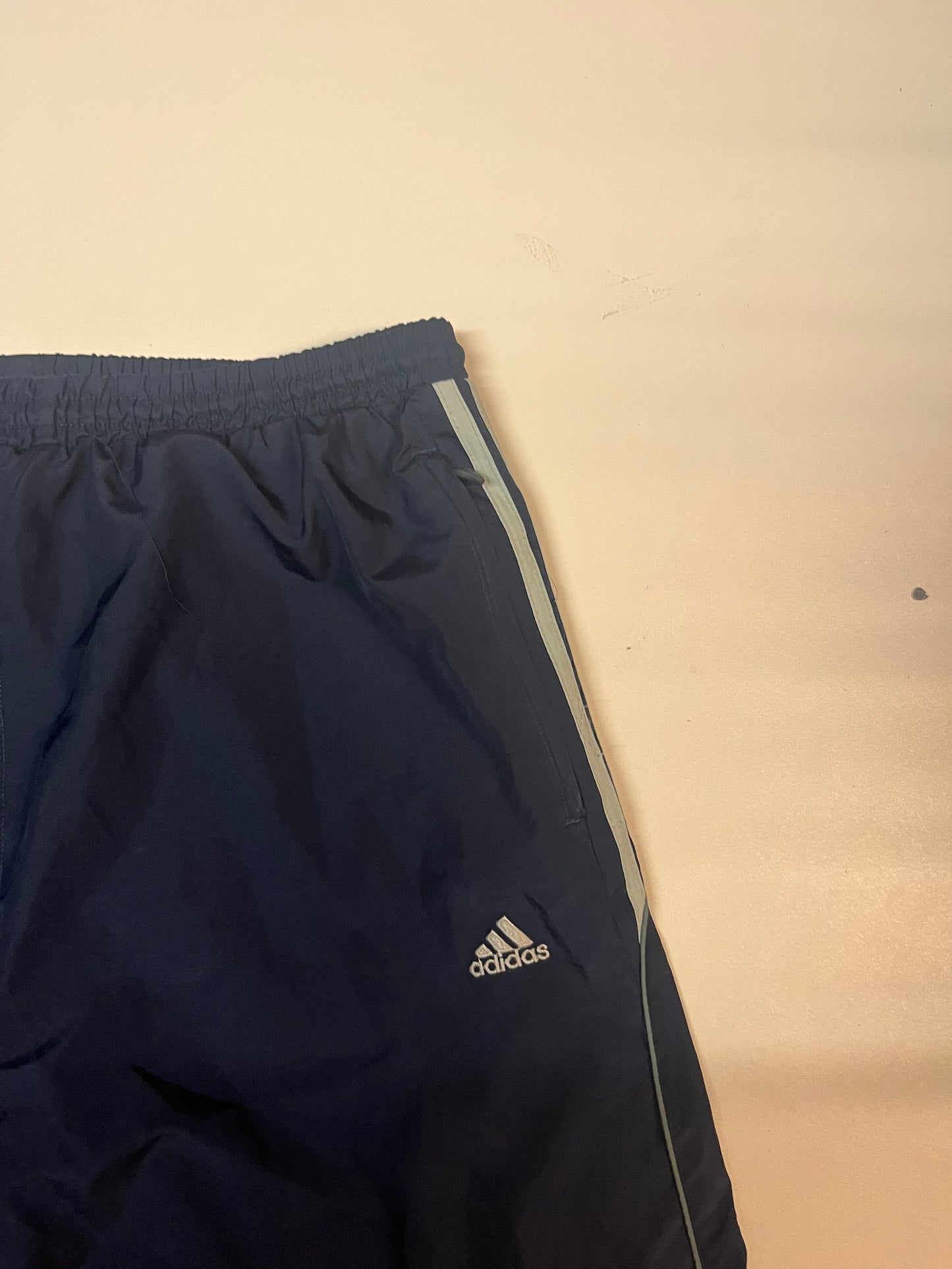 Entdecke unsere Vintage Track Pants von Nike und anderen Marken, erhältlich bei Valuxery.de - Dein Shop für trendige Vintage - Kleidung. Unsere Track Pants sind aus hochwertigen Materialien und