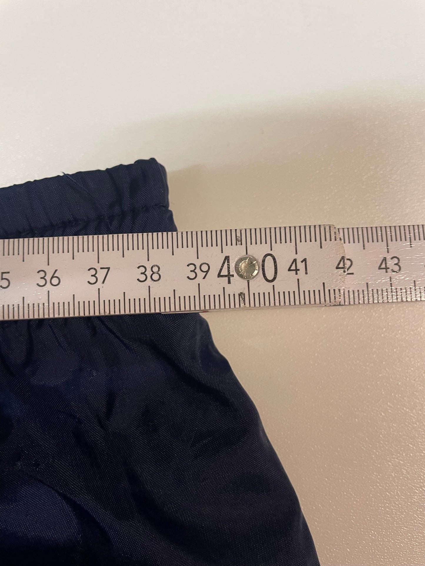 Entdecke unsere Vintage Track Pants von Nike und anderen Marken, erhältlich bei Valuxery.de - Dein Shop für trendige Vintage - Kleidung. Unsere Track Pants sind aus hochwertigen Materialien und