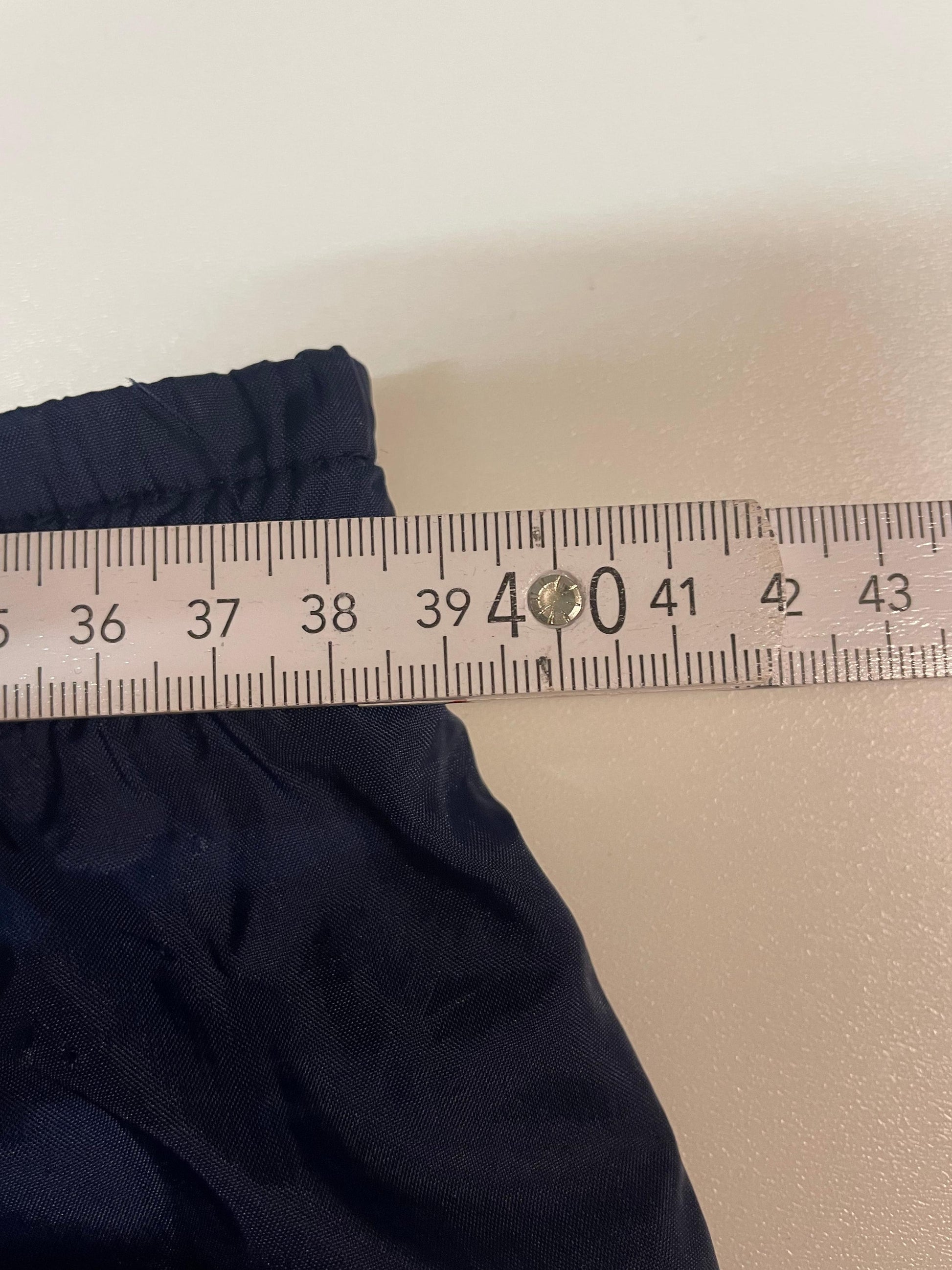 Entdecke unsere Vintage Track Pants von Nike und anderen Marken, erhältlich bei Valuxery.de - Dein Shop für trendige Vintage - Kleidung. Unsere Track Pants sind aus hochwertigen Materialien und