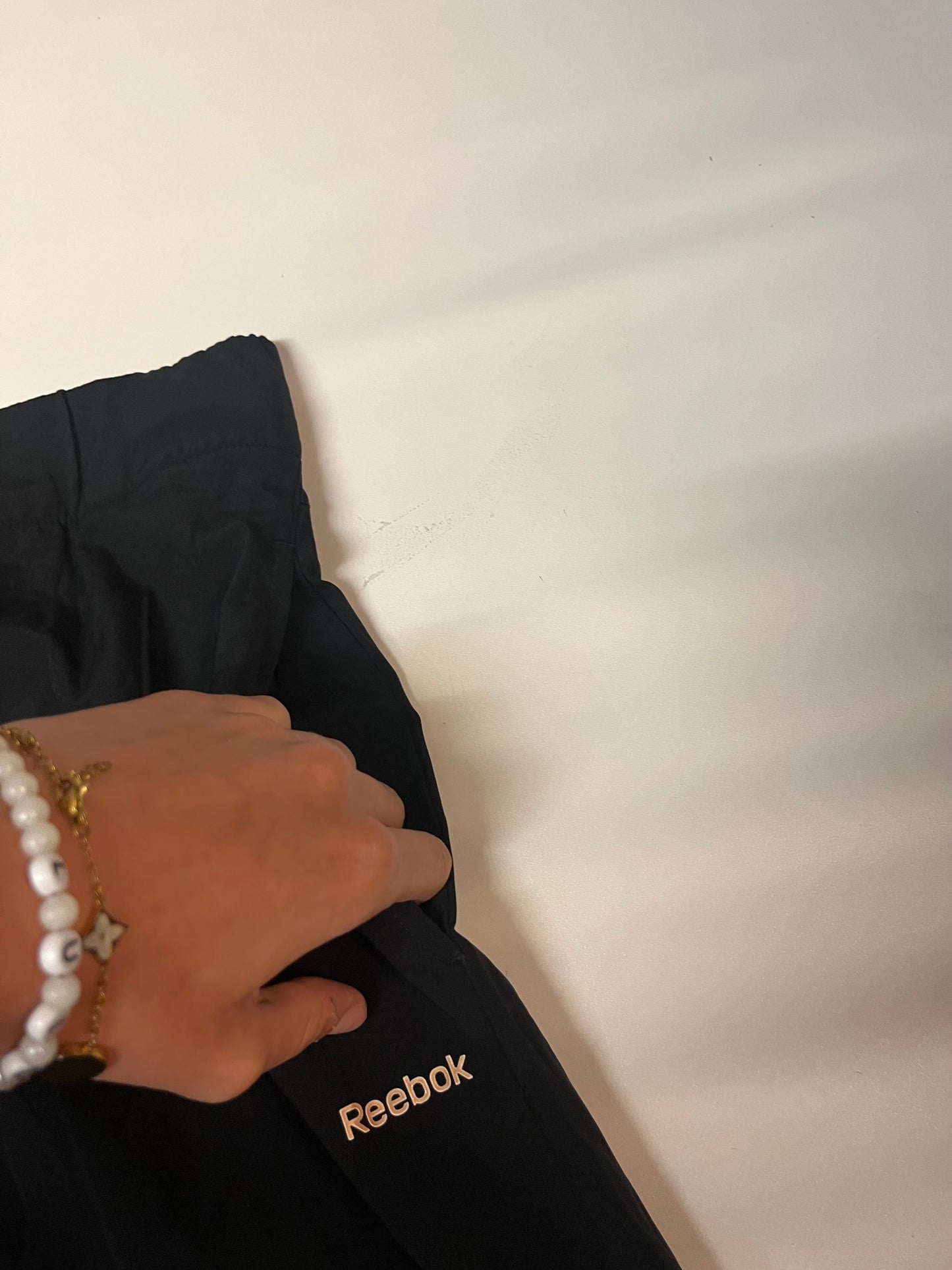 Entdecke unsere Vintage Track Pants von Nike und anderen Marken, erhältlich bei Valuxery.de - Dein Shop für trendige Vintage - Kleidung. Unsere Track Pants sind aus hochwertigen Materialien und
