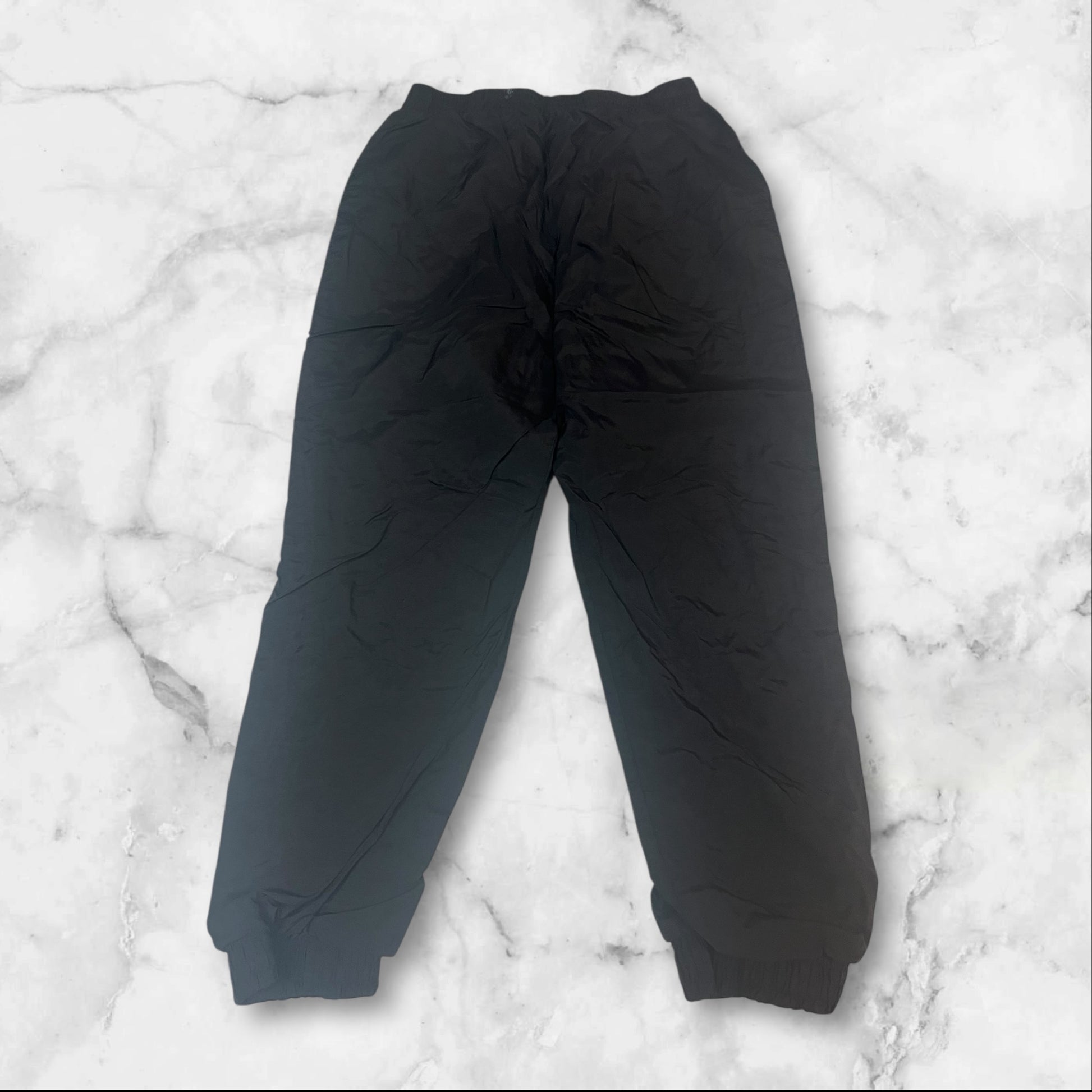 Entdecke unsere Vintage Track Pants von Nike und anderen Marken, erhältlich bei Valuxery.de - Dein Shop für trendige Vintage - Kleidung. Unsere Track Pants sind aus hochwertigen Materialien und