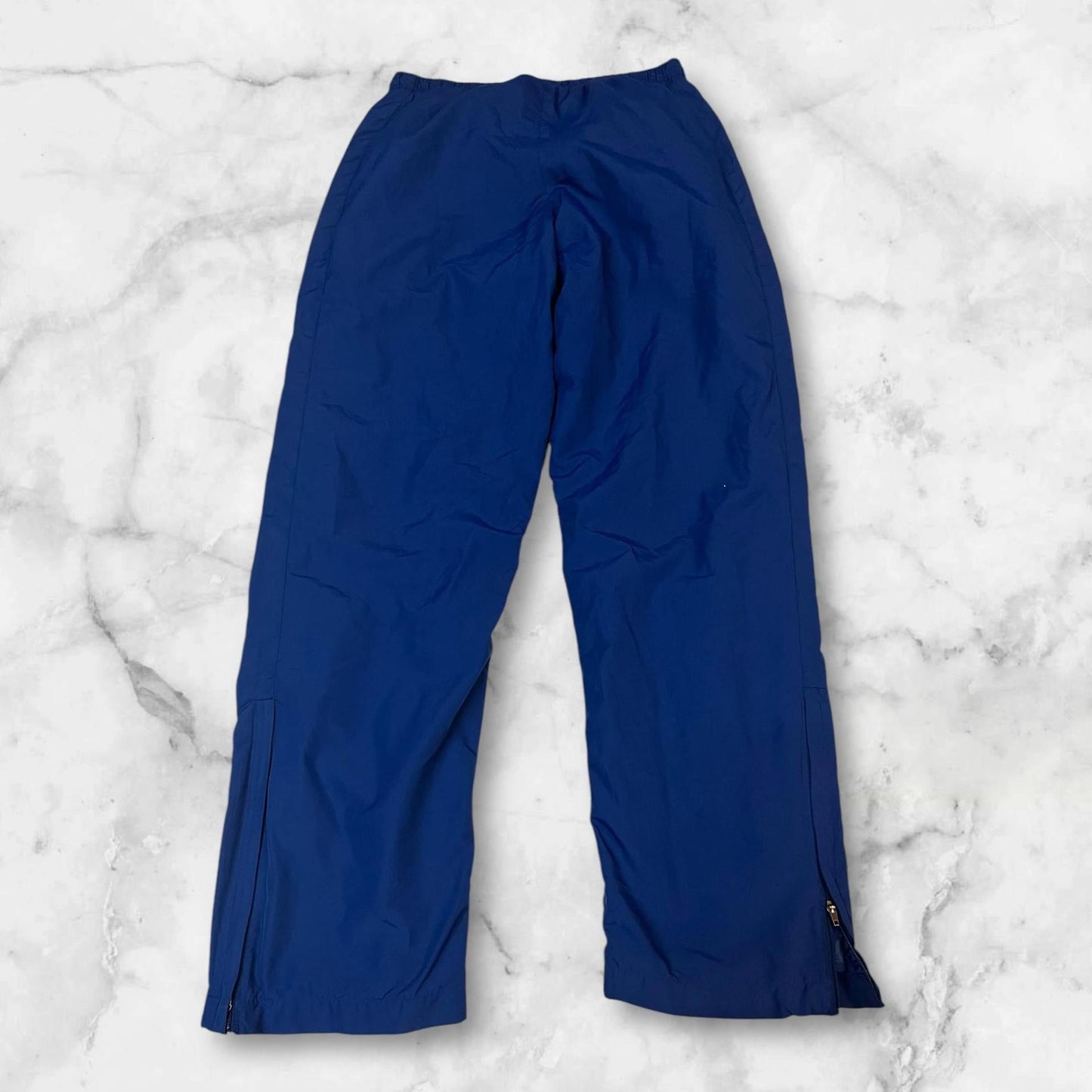 Entdecke unsere Vintage Track Pants von Nike und anderen Marken, erhältlich bei Valuxery.de - Dein Shop für trendige Vintage - Kleidung. Unsere Track Pants sind aus hochwertigen Materialien und