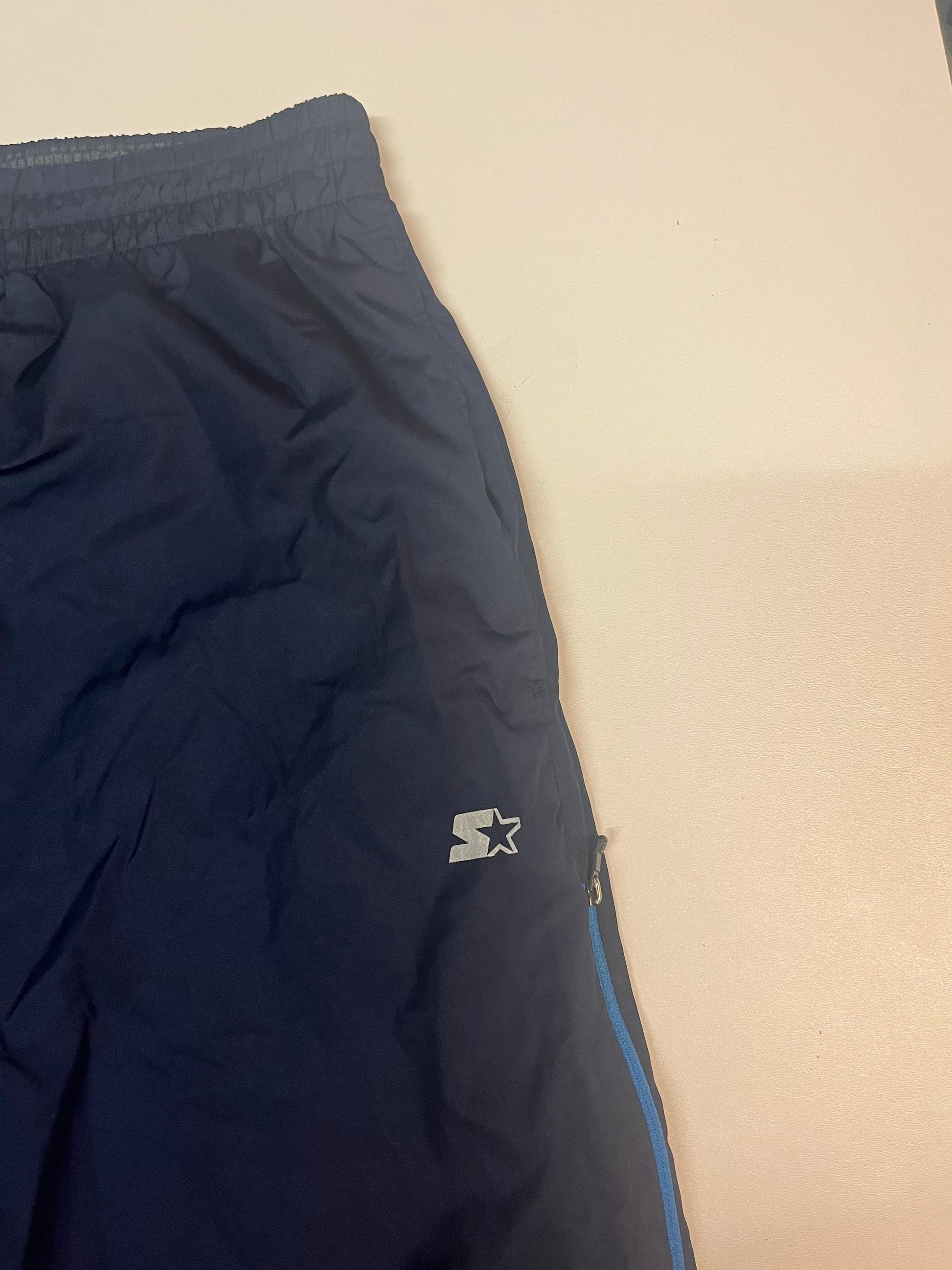 Entdecke unsere Vintage Track Pants von Nike und anderen Marken, erhältlich bei Valuxery.de - Dein Shop für trendige Vintage - Kleidung. Unsere Track Pants sind aus hochwertigen Materialien und