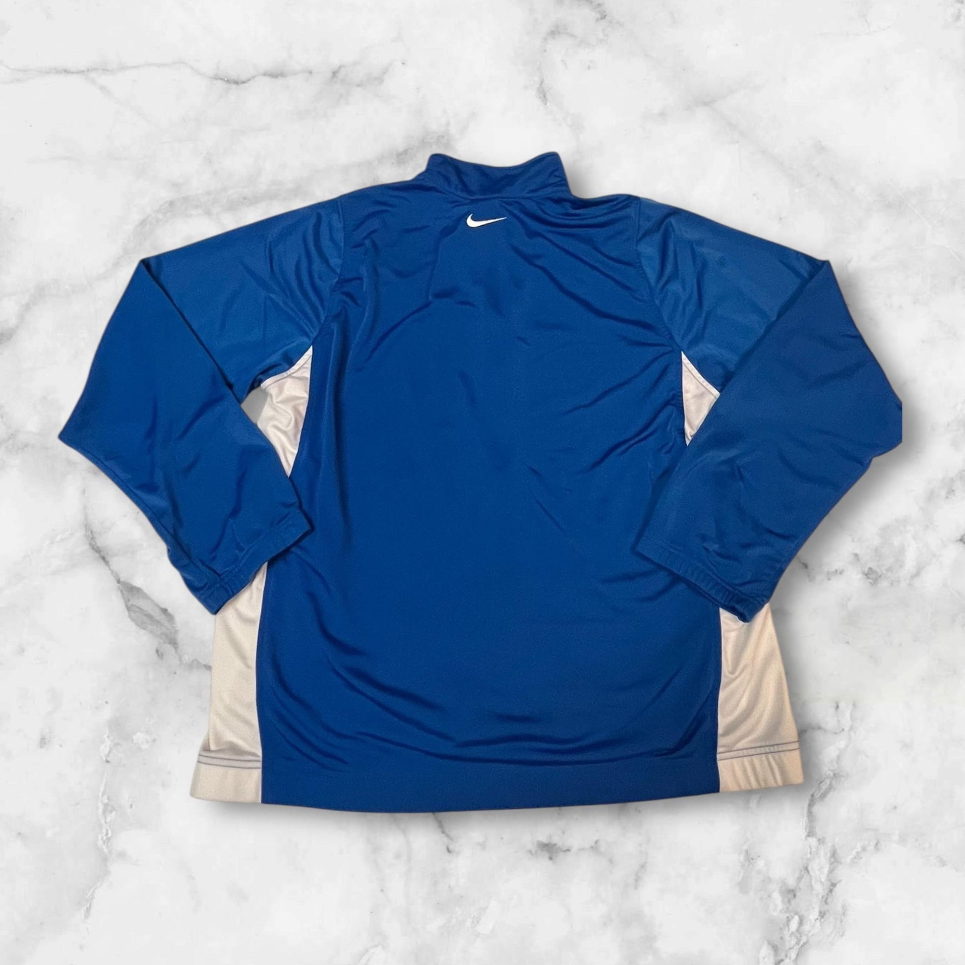 Entdecke unsere Vintage Track Pants von Nike und anderen Marken, erhältlich bei Valuxery.de - Dein Shop für trendige Vintage - Kleidung. Unsere Track Pants sind aus hochwertigen Materialien und