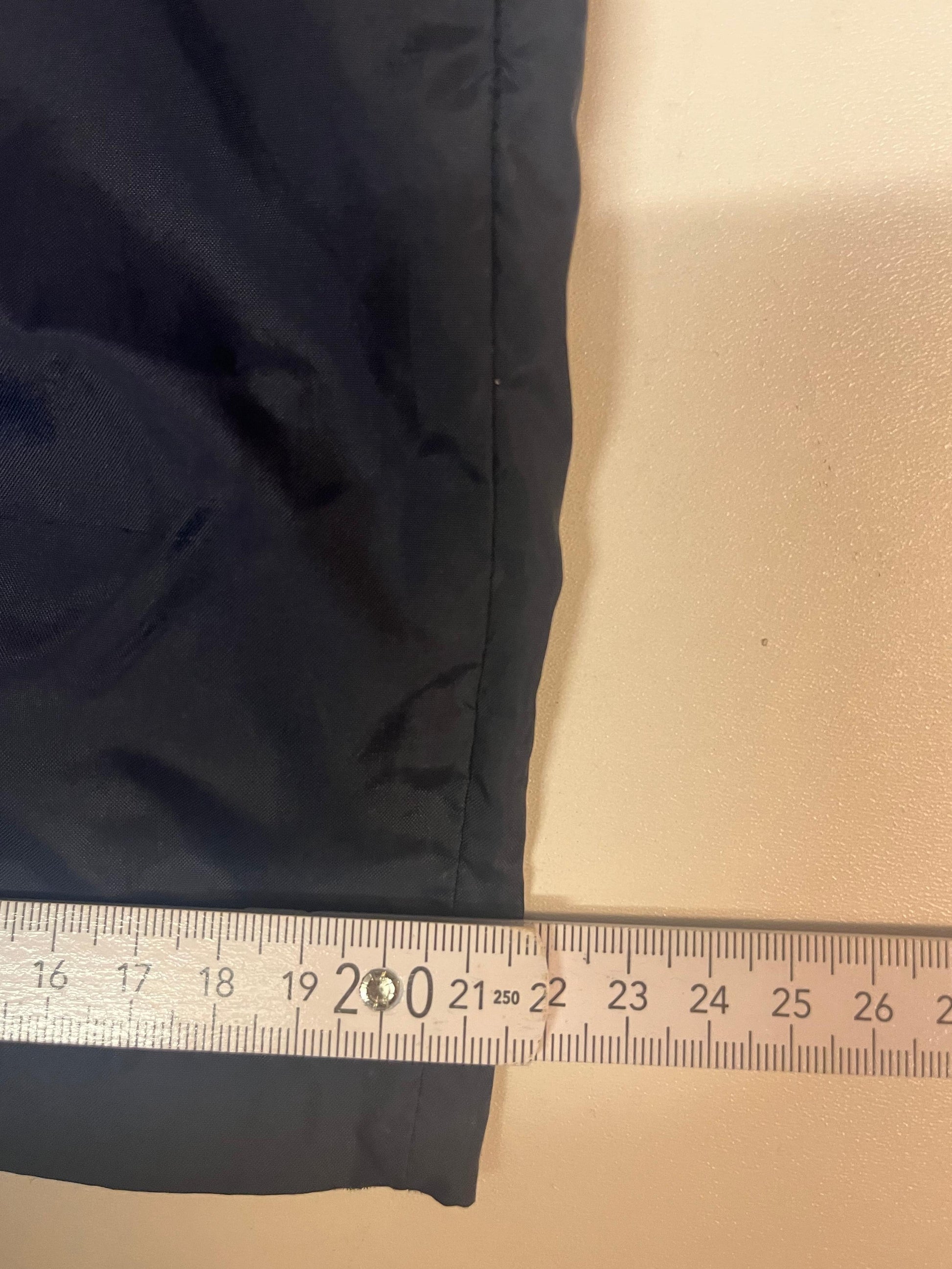 Entdecke unsere Vintage Track Pants von Nike und anderen Marken, erhältlich bei Valuxery.de - Dein Shop für trendige Vintage - Kleidung. Unsere Track Pants sind aus hochwertigen Materialien und