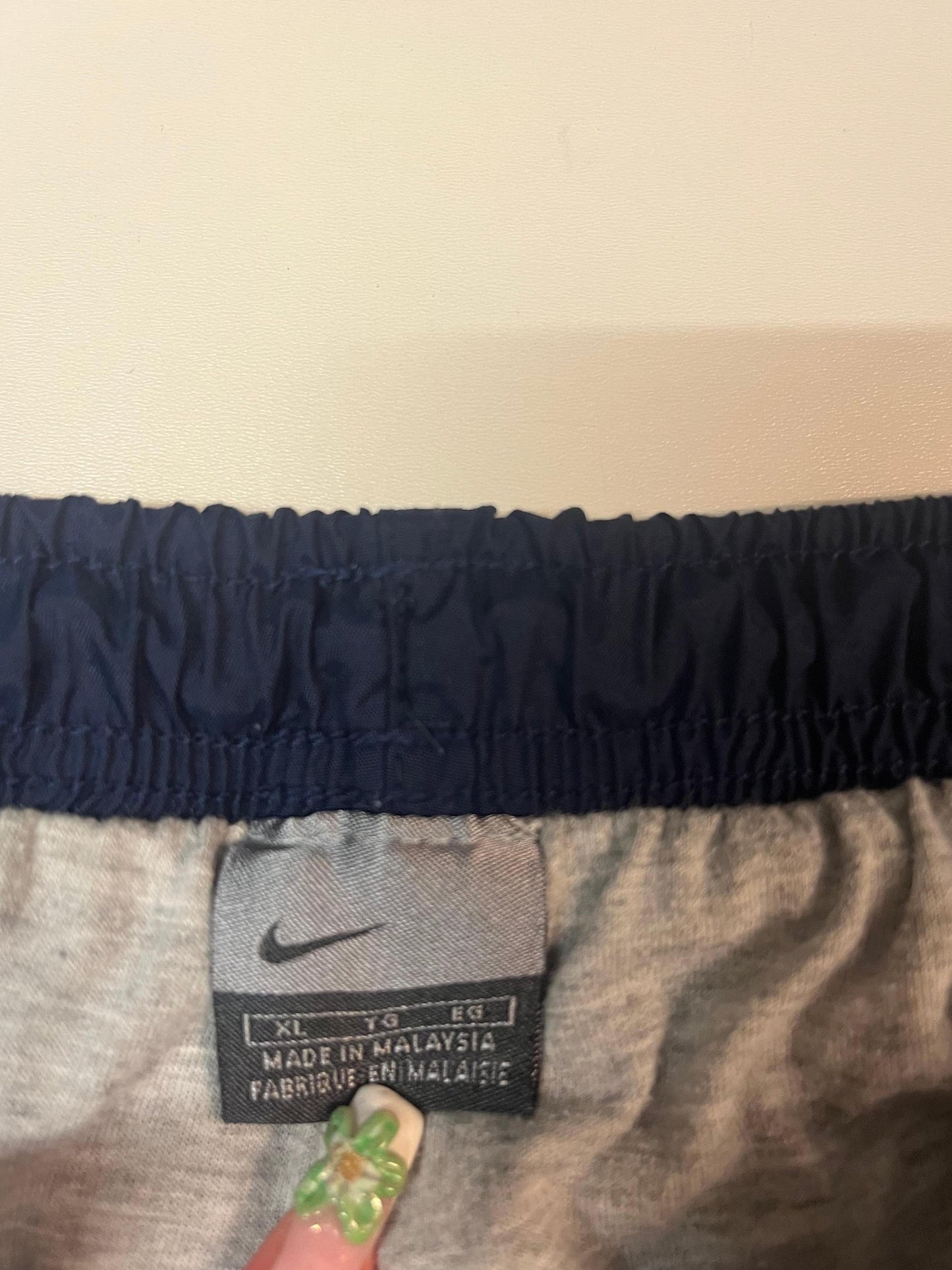 Entdecke unsere Vintage Track Pants von Nike und anderen Marken, erhältlich bei Valuxery.de - Dein Shop für trendige Vintage - Kleidung. Unsere Track Pants sind aus hochwertigen Materialien und