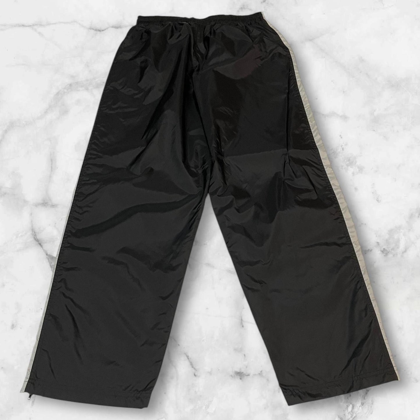 Entdecke unsere Vintage Track Pants von Nike und anderen Marken, erhältlich bei Valuxery.de - Dein Shop für trendige Vintage - Kleidung. Unsere Track Pants sind aus hochwertigen Materialien und