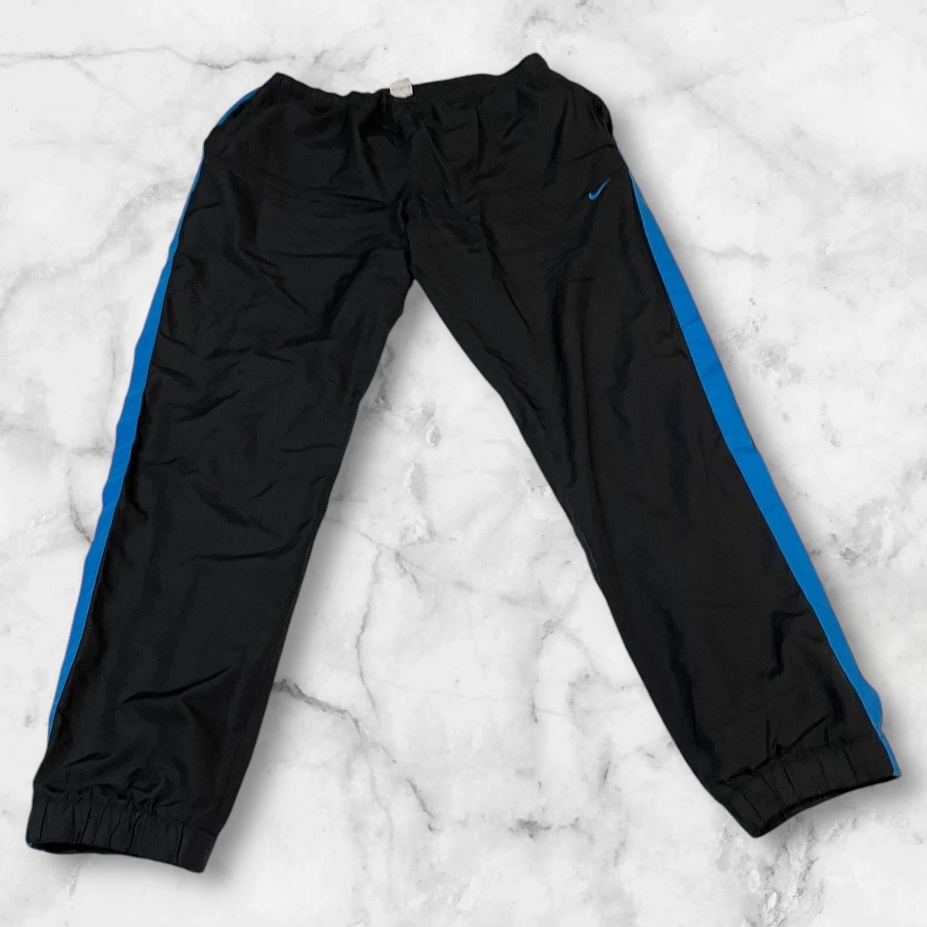 Entdecke unsere Vintage Track Pants von Nike und anderen Marken, erhältlich bei Valuxery.de - Dein Shop für trendige Vintage - Kleidung. Unsere Track Pants sind aus hochwertigen Materialien und