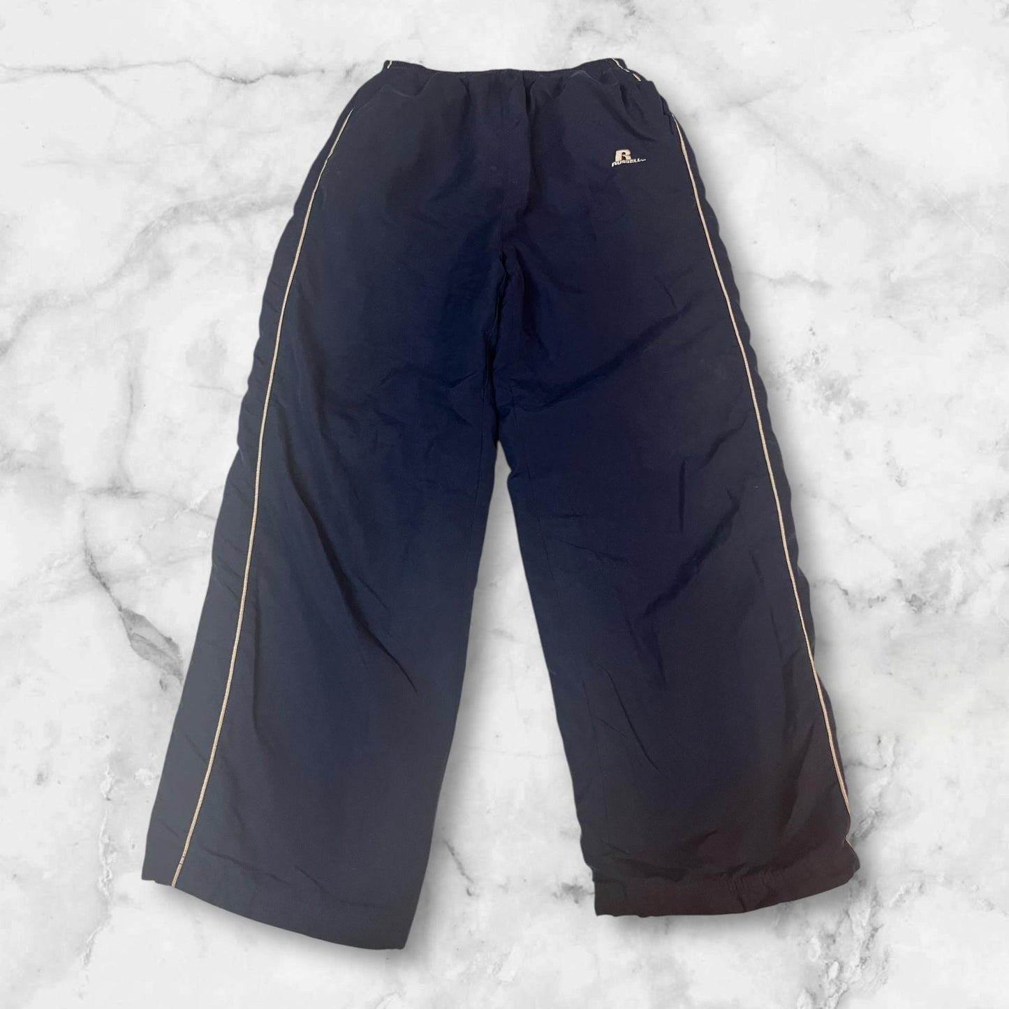 Entdecke unsere Vintage Track Pants von Nike und anderen Marken, erhältlich bei Valuxery.de - Dein Shop für trendige Vintage - Kleidung. Unsere Track Pants sind aus hochwertigen Materialien und