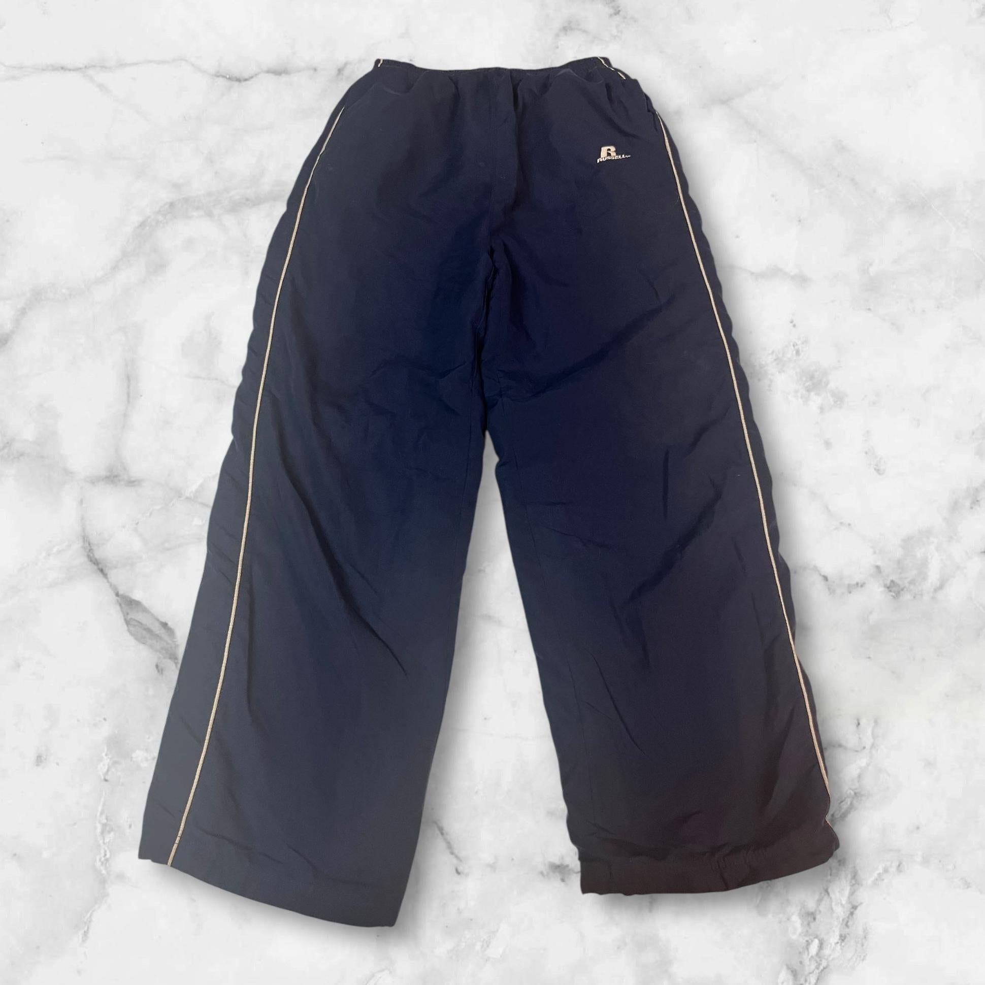 Entdecke unsere Vintage Track Pants von Nike und anderen Marken, erhältlich bei Valuxery.de - Dein Shop für trendige Vintage - Kleidung. Unsere Track Pants sind aus hochwertigen Materialien und
