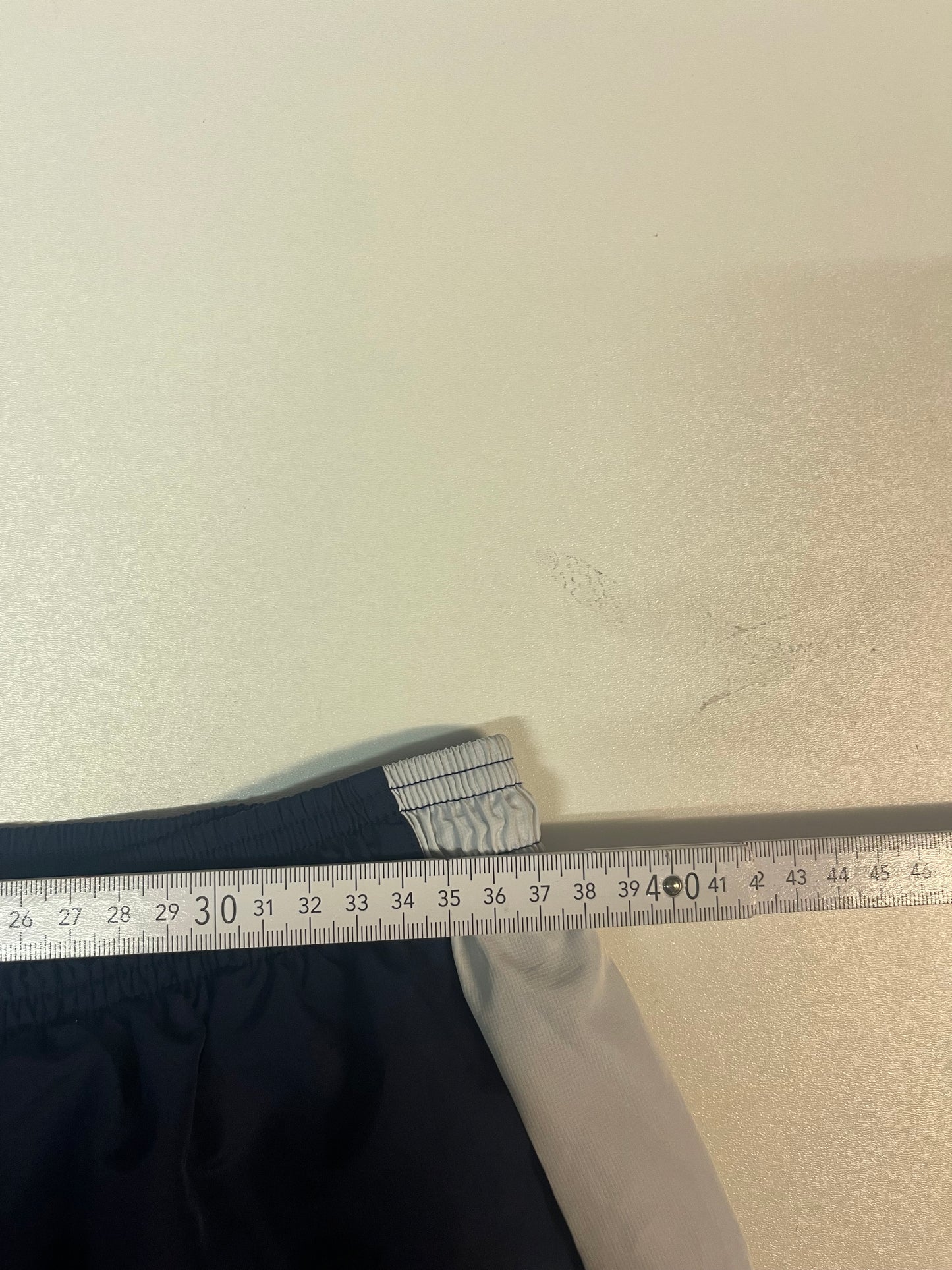 Entdecke unsere Vintage Track Pants von Nike und anderen Marken, erhältlich bei Valuxery.de - Dein Shop für trendige Vintage - Kleidung. Unsere Track Pants sind aus hochwertigen Materialien und