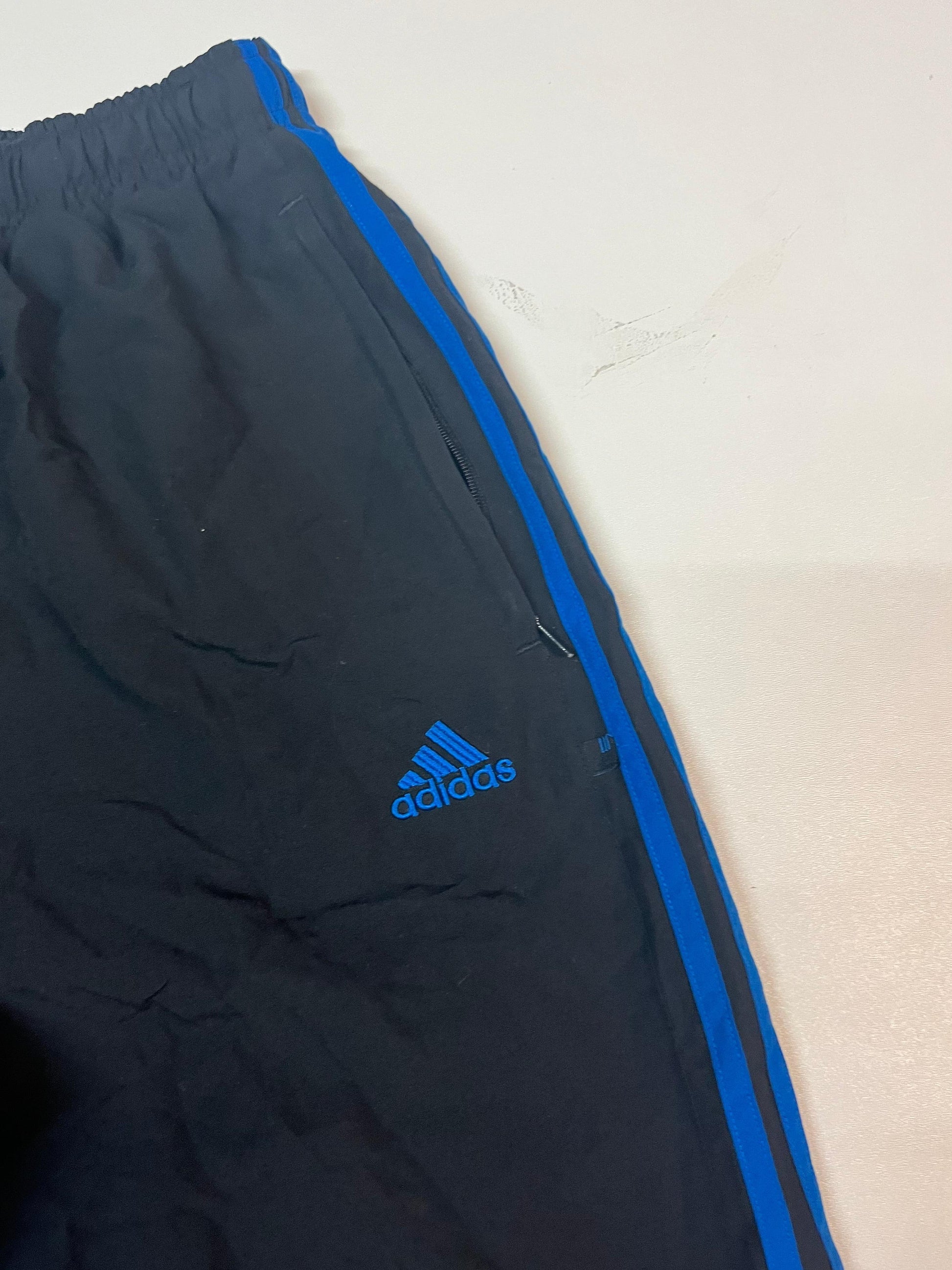 Entdecke unsere Vintage Track Pants von Nike und anderen Marken, erhältlich bei Valuxery.de - Dein Shop für trendige Vintage - Kleidung. Unsere Track Pants sind aus hochwertigen Materialien und