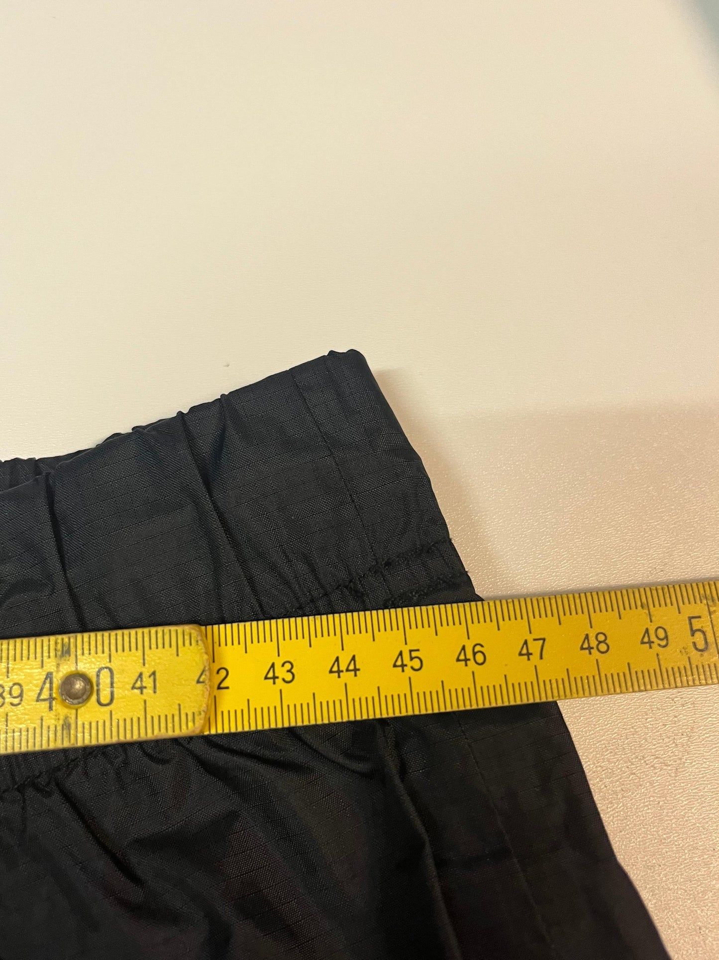 Entdecke unsere Vintage Track Pants von Nike und anderen Marken, erhältlich bei Valuxery.de - Dein Shop für trendige Vintage - Kleidung. Unsere Track Pants sind aus hochwertigen Materialien und