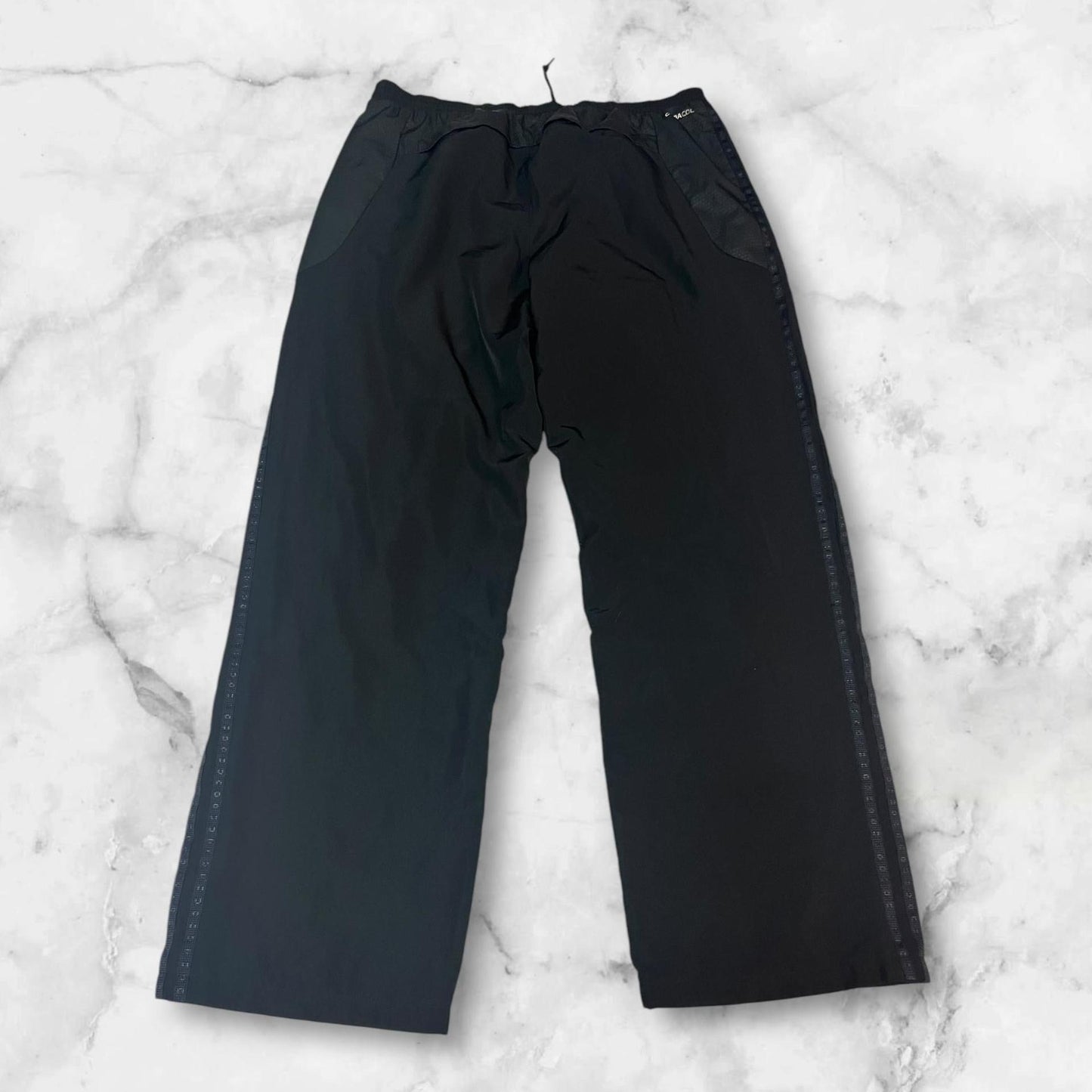 Entdecke unsere Vintage Track Pants von Nike und anderen Marken, erhältlich bei Valuxery.de - Dein Shop für trendige Vintage - Kleidung. Unsere Track Pants sind aus hochwertigen Materialien und