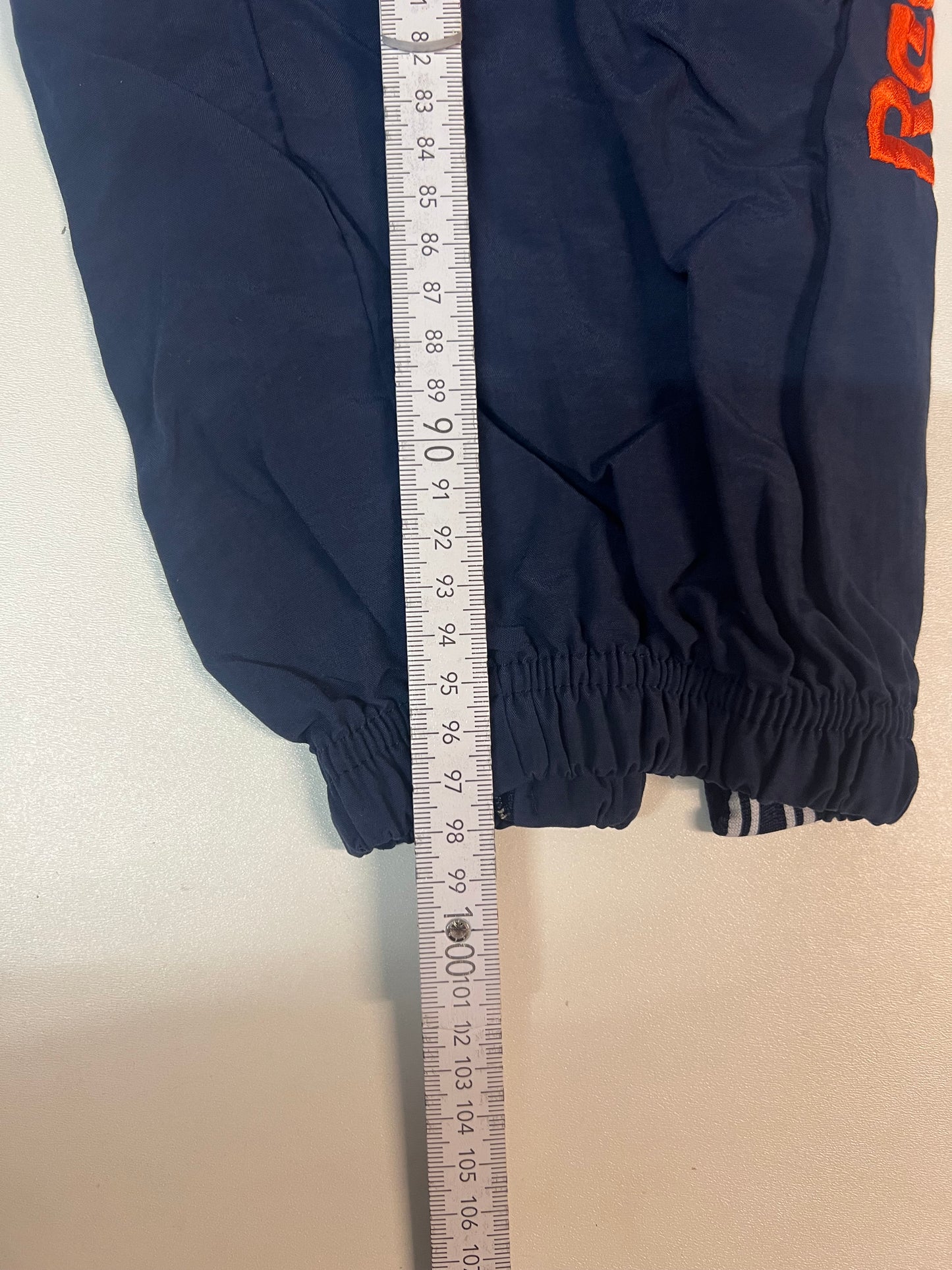 Entdecke unsere Vintage Track Pants von Nike und anderen Marken, erhältlich bei Valuxery.de - Dein Shop für trendige Vintage - Kleidung. Unsere Track Pants sind aus hochwertigen Materialien und