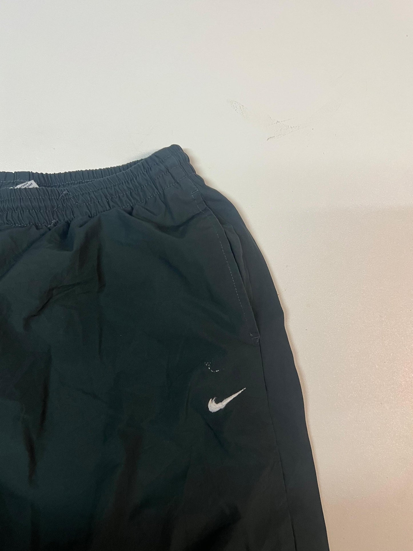 Entdecke unsere Vintage Track Pants von Nike und anderen Marken, erhältlich bei Valuxery.de - Dein Shop für trendige Vintage - Kleidung. Unsere Track Pants sind aus hochwertigen Materialien und