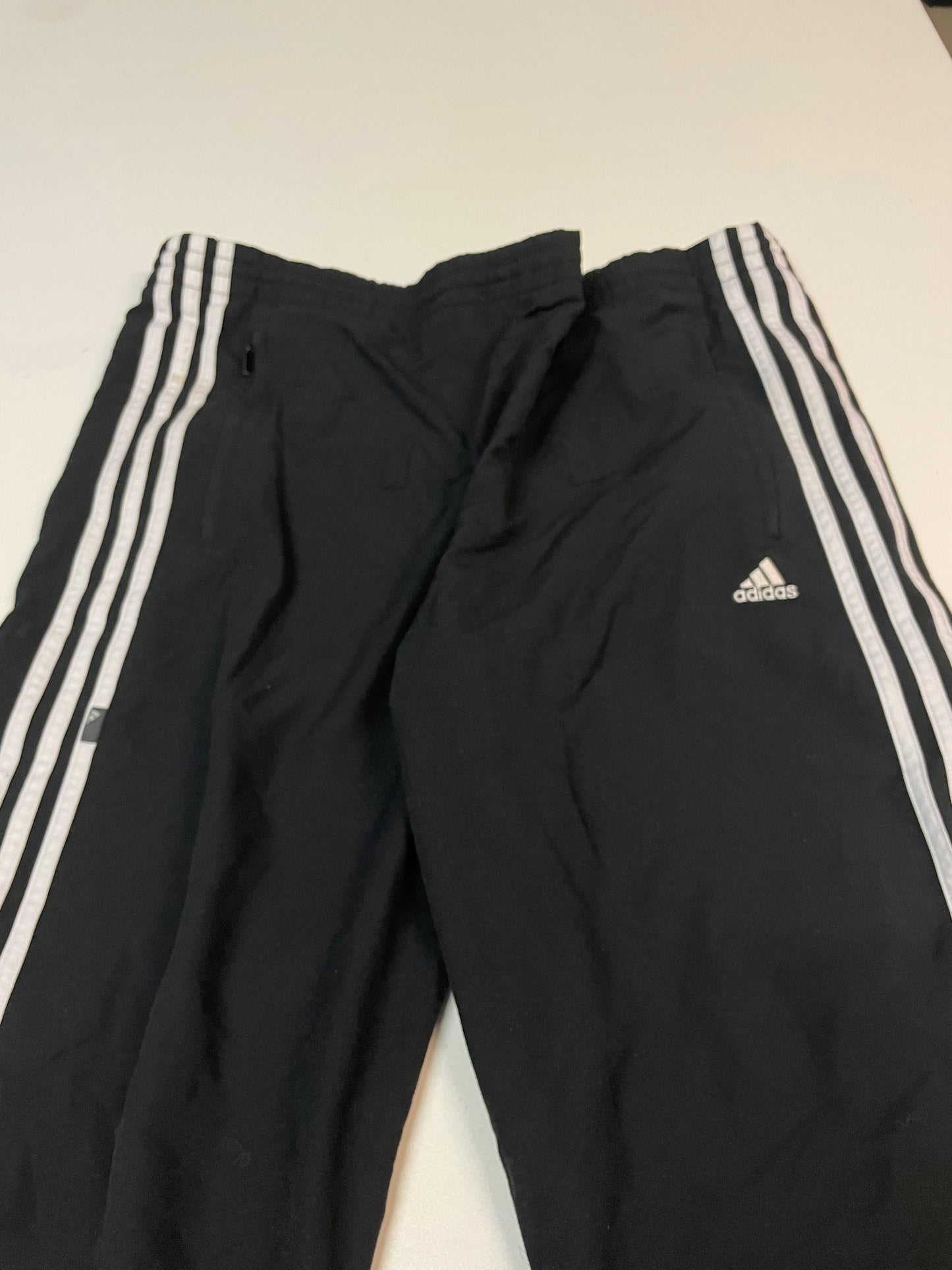 Entdecke unsere Vintage Track Pants von Nike und anderen Marken, erhältlich bei Valuxery.de - Dein Shop für trendige Vintage - Kleidung. Unsere Track Pants sind aus hochwertigen Materialien und