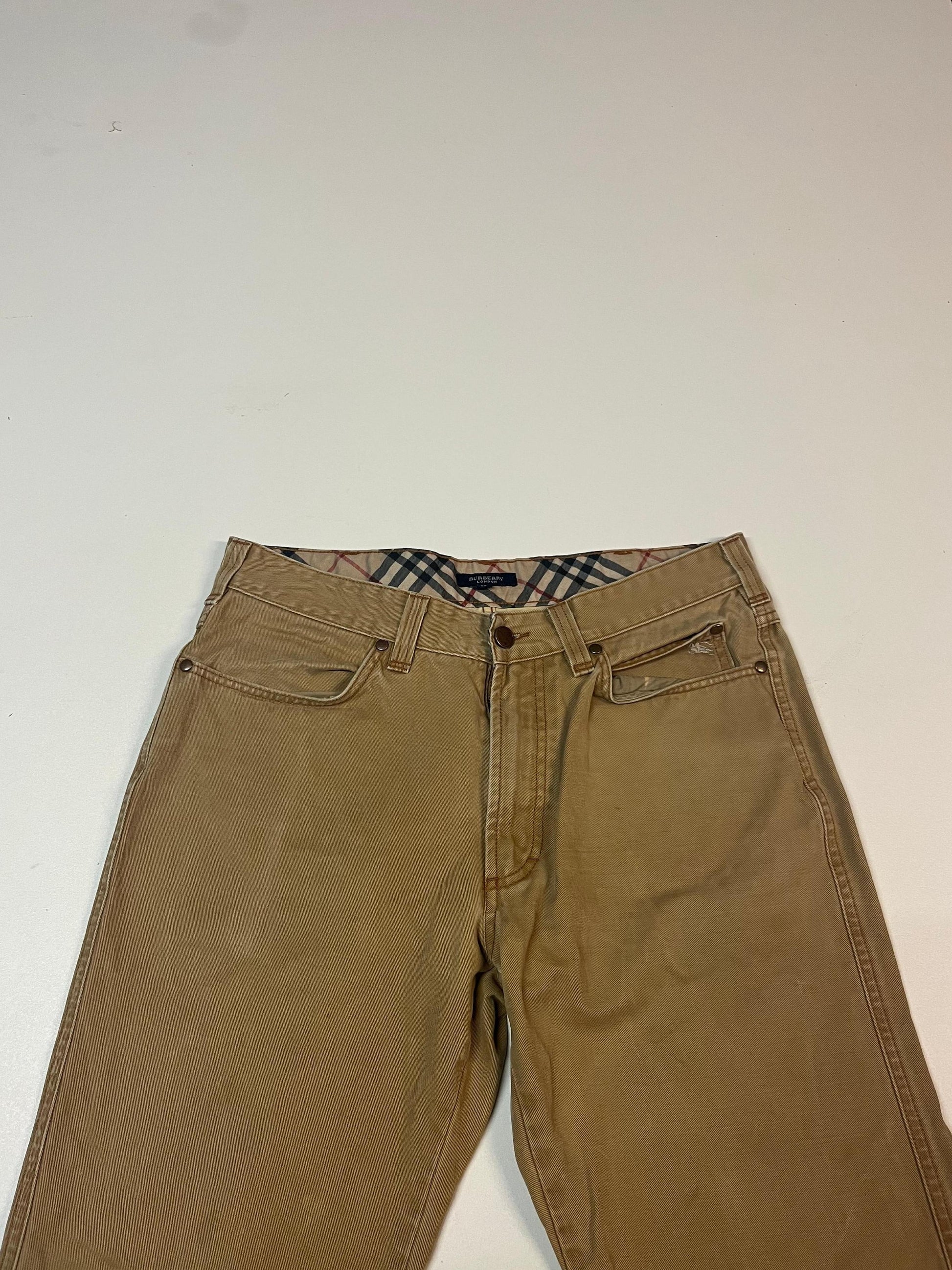 Entdecke unsere Vintage Track Pants von Nike und anderen Marken, erhältlich bei Valuxery.de - Dein Shop für trendige Vintage - Kleidung. Unsere Track Pants sind aus hochwertigen Materialien und