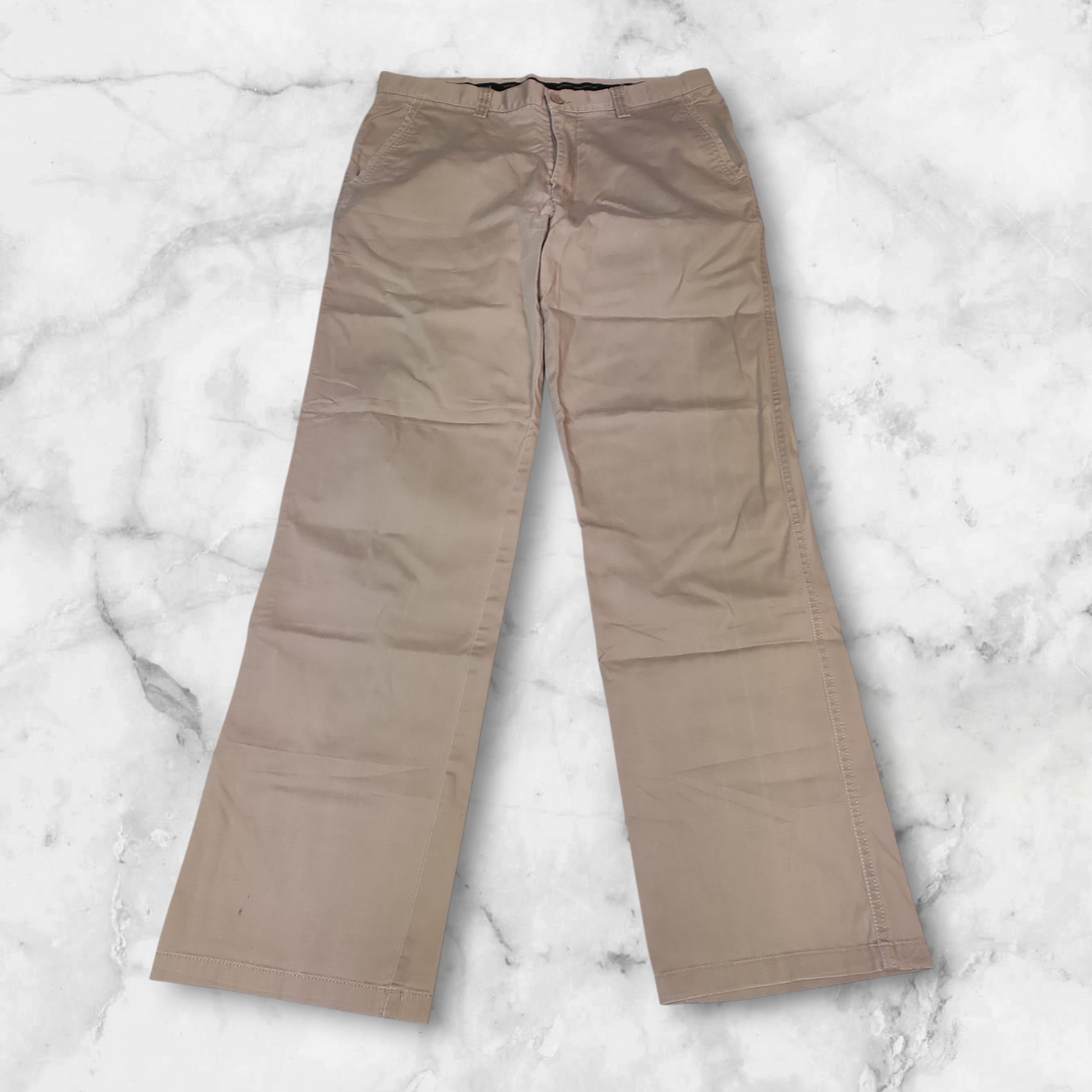 Entdecke unsere Vintage Track Pants von Nike und anderen Marken, erhältlich bei Valuxery.de - Dein Shop für trendige Vintage - Kleidung. Unsere Track Pants sind aus hochwertigen Materialien und