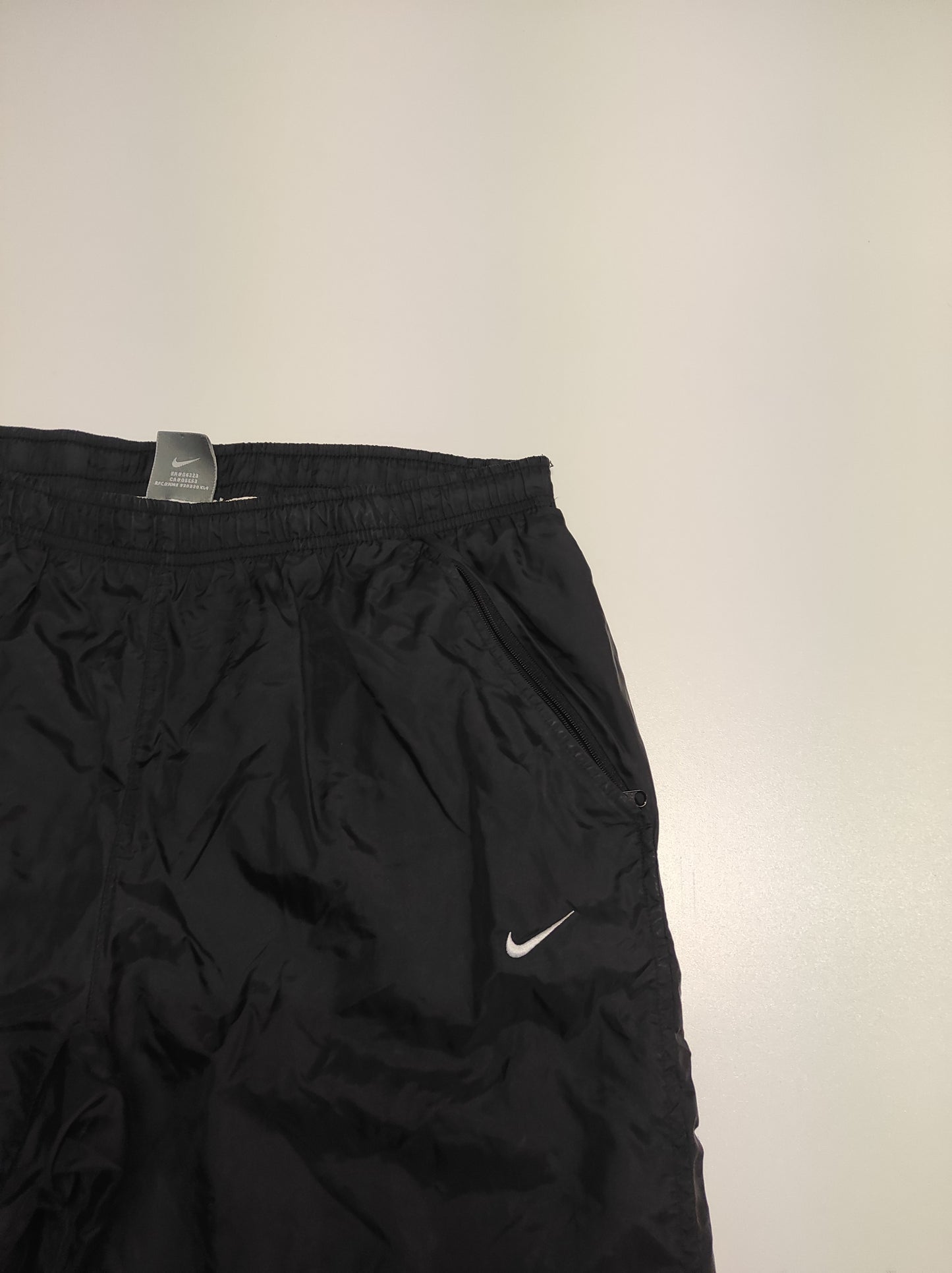 Entdecke unsere Vintage Track Pants von Nike und anderen Marken, erhältlich bei Valuxery.de - Dein Shop für trendige Vintage - Kleidung. Unsere Track Pants sind aus hochwertigen Materialien und