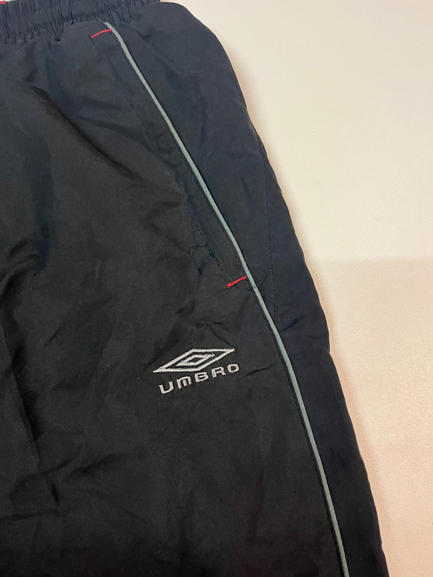 Entdecke unsere Vintage Track Pants von Nike und anderen Marken, erhältlich bei Valuxery.de - Dein Shop für trendige Vintage - Kleidung. Unsere Track Pants sind aus hochwertigen Materialien und