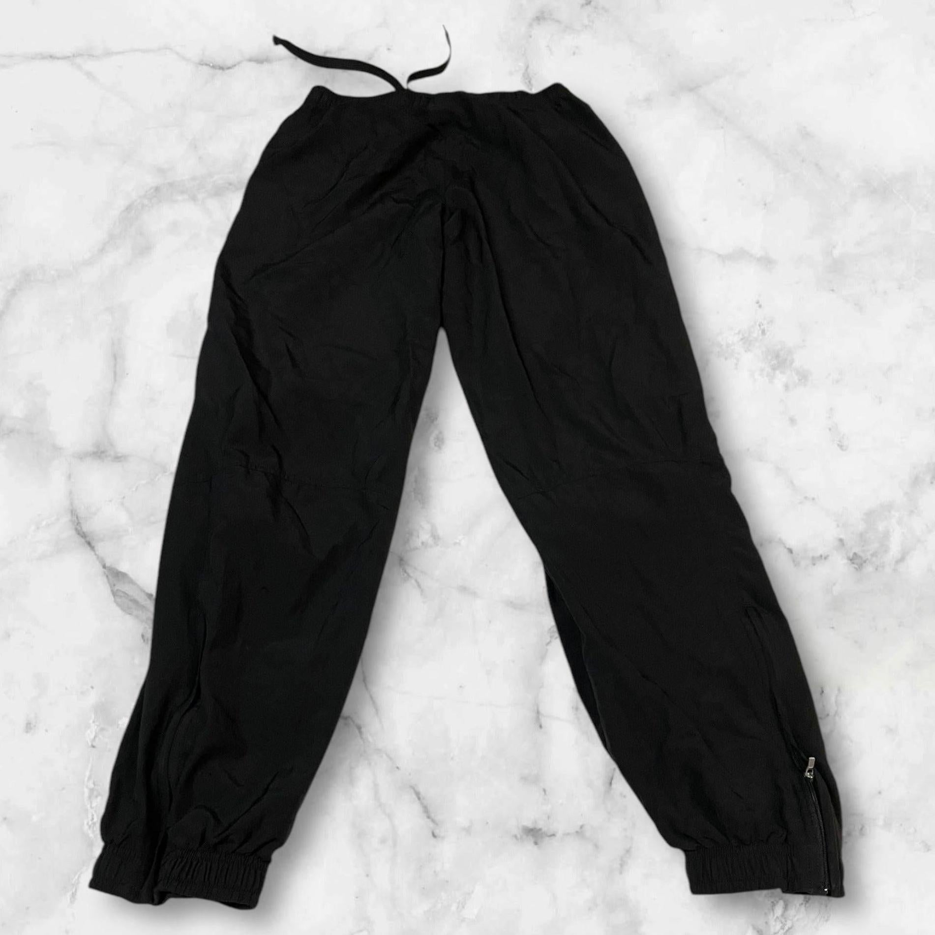 Entdecke unsere Vintage Track Pants von Nike und anderen Marken, erhältlich bei Valuxery.de - Dein Shop für trendige Vintage - Kleidung. Unsere Track Pants sind aus hochwertigen Materialien und