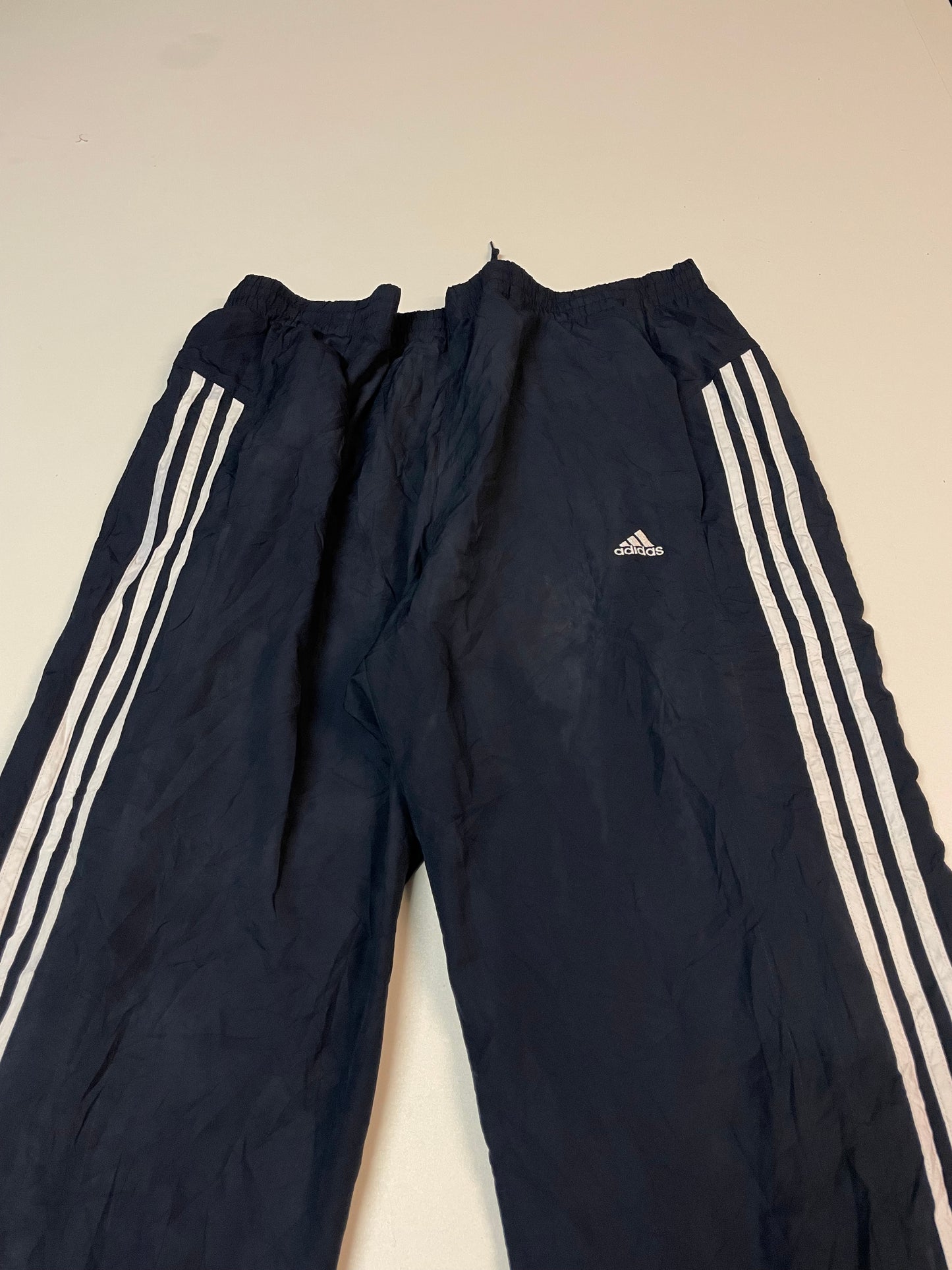 Entdecke unsere Vintage Track Pants von Nike und anderen Marken, erhältlich bei Valuxery.de - Dein Shop für trendige Vintage - Kleidung. Unsere Track Pants sind aus hochwertigen Materialien und