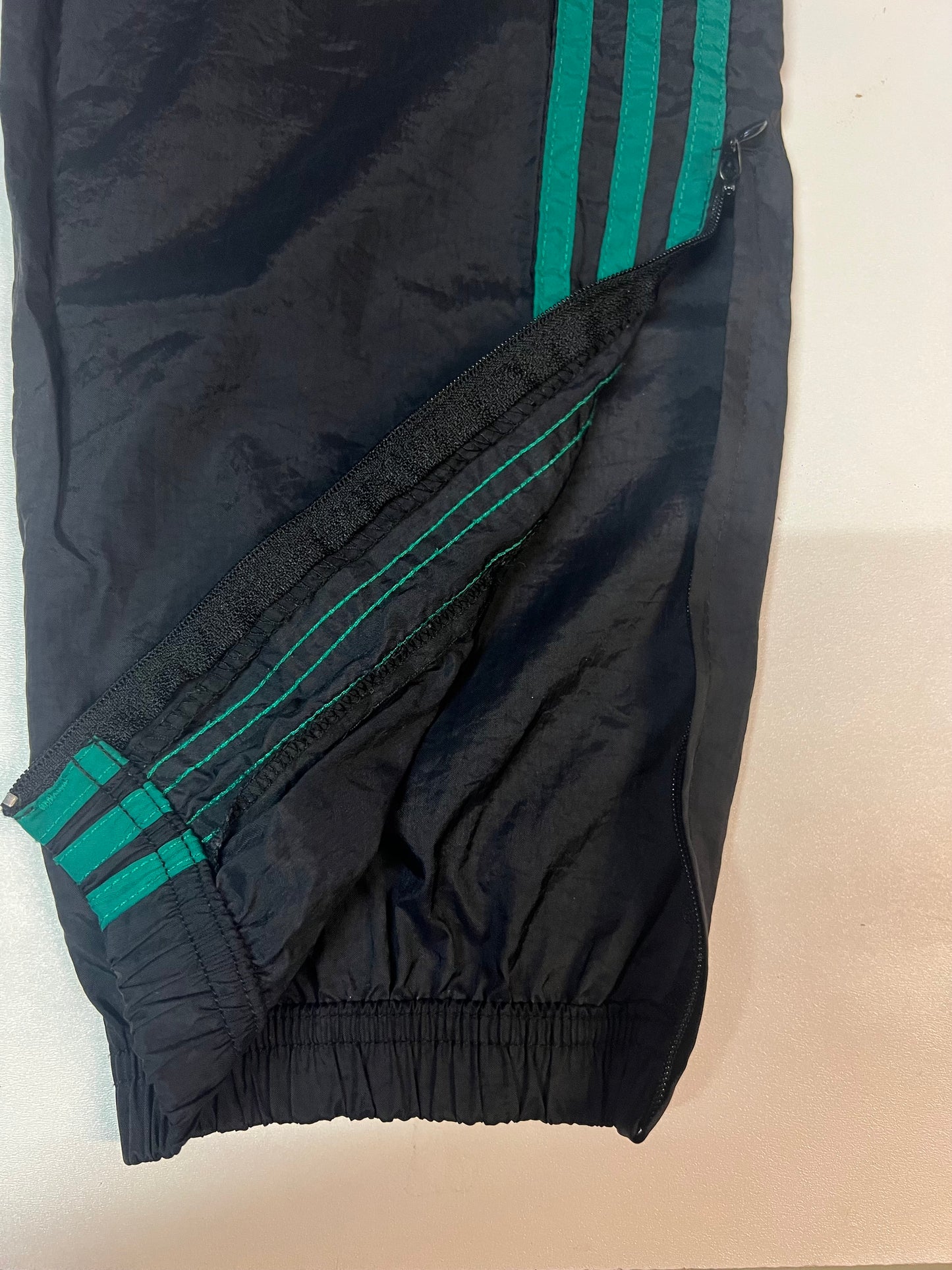 Entdecke unsere Vintage Track Pants von Nike und anderen Marken, erhältlich bei Valuxery.de - Dein Shop für trendige Vintage - Kleidung. Unsere Track Pants sind aus hochwertigen Materialien und