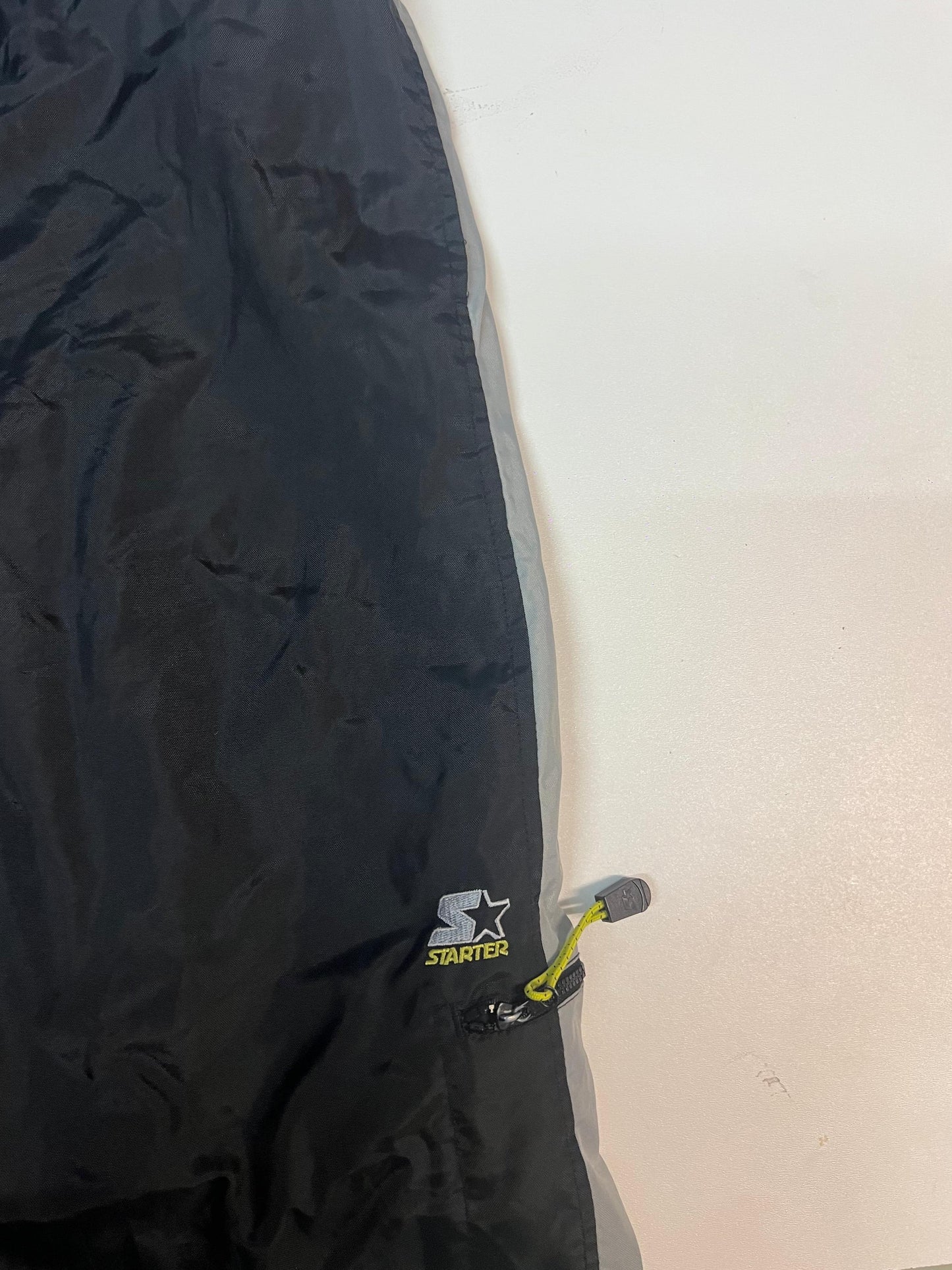 Entdecke unsere Vintage Track Pants von Nike und anderen Marken, erhältlich bei Valuxery.de - Dein Shop für trendige Vintage - Kleidung. Unsere Track Pants sind aus hochwertigen Materialien und