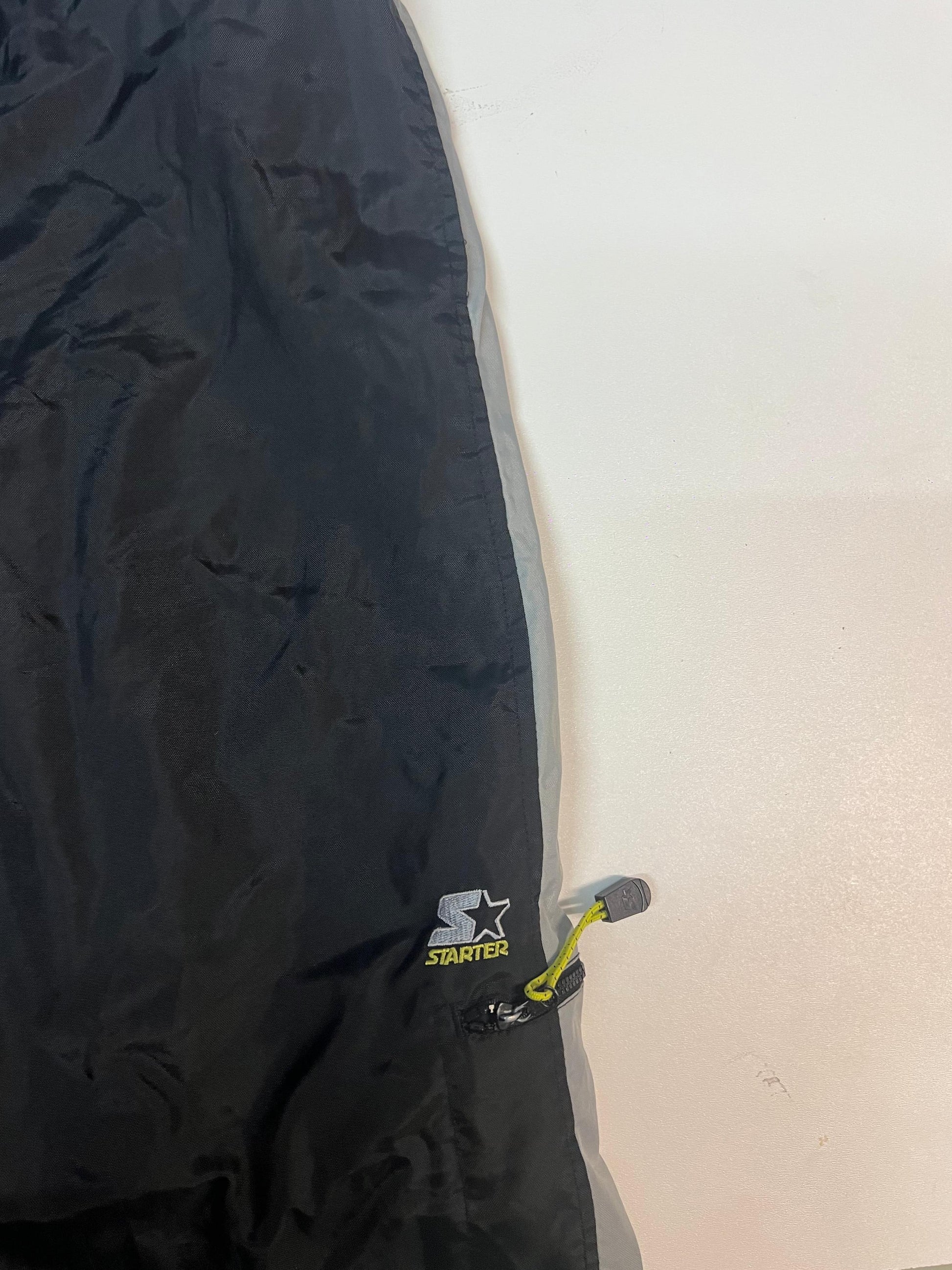 Entdecke unsere Vintage Track Pants von Nike und anderen Marken, erhältlich bei Valuxery.de - Dein Shop für trendige Vintage - Kleidung. Unsere Track Pants sind aus hochwertigen Materialien und