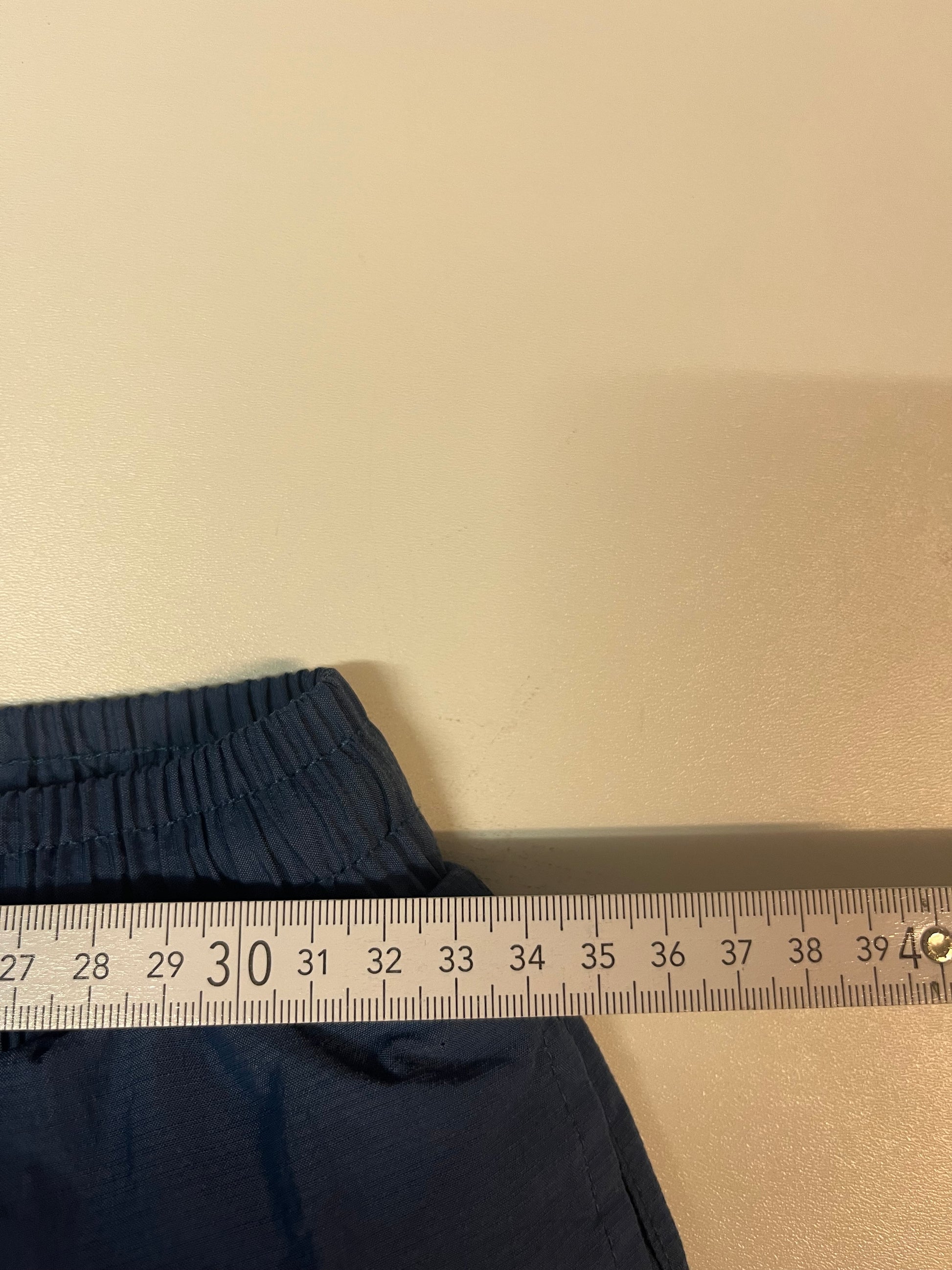 Entdecke unsere Vintage Track Pants von Nike und anderen Marken, erhältlich bei Valuxery.de - Dein Shop für trendige Vintage - Kleidung. Unsere Track Pants sind aus hochwertigen Materialien und