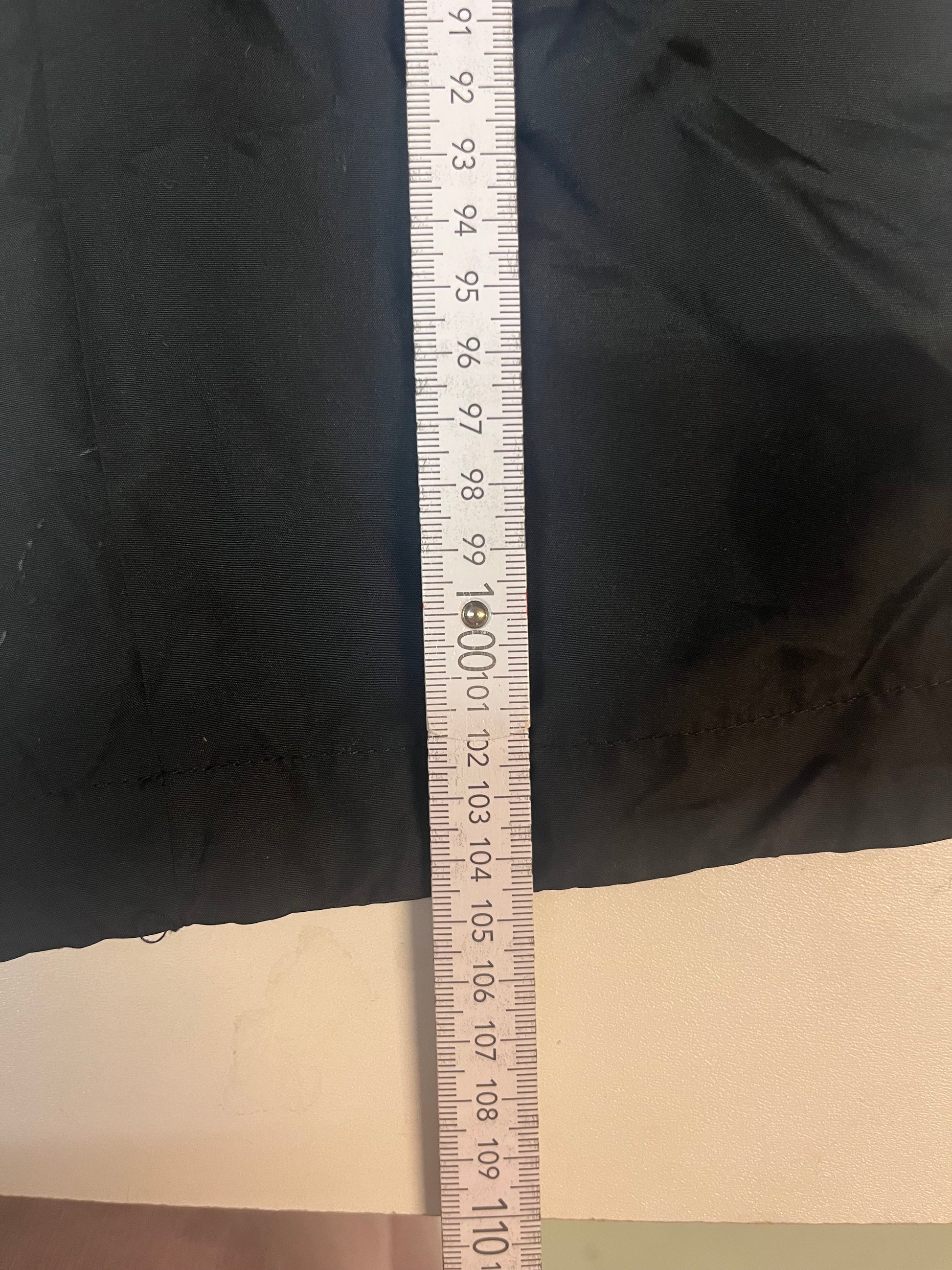 Entdecke unsere Vintage Track Pants von Nike und anderen Marken, erhältlich bei Valuxery.de - Dein Shop für trendige Vintage - Kleidung. Unsere Track Pants sind aus hochwertigen Materialien und