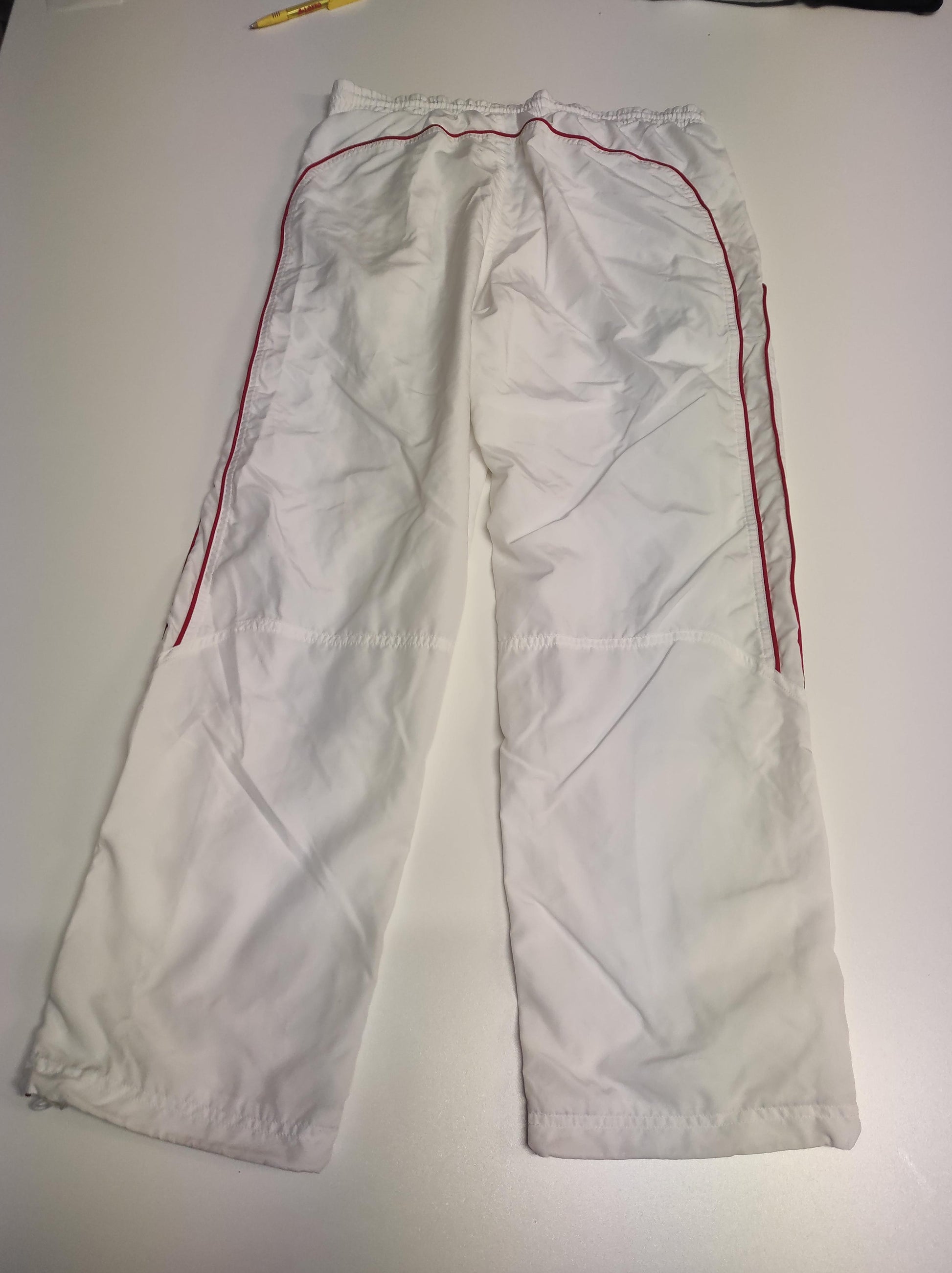 Entdecke unsere Vintage Track Pants von Nike und anderen Marken, erhältlich bei Valuxery.de - Dein Shop für trendige Vintage - Kleidung. Unsere Track Pants sind aus hochwertigen Materialien und