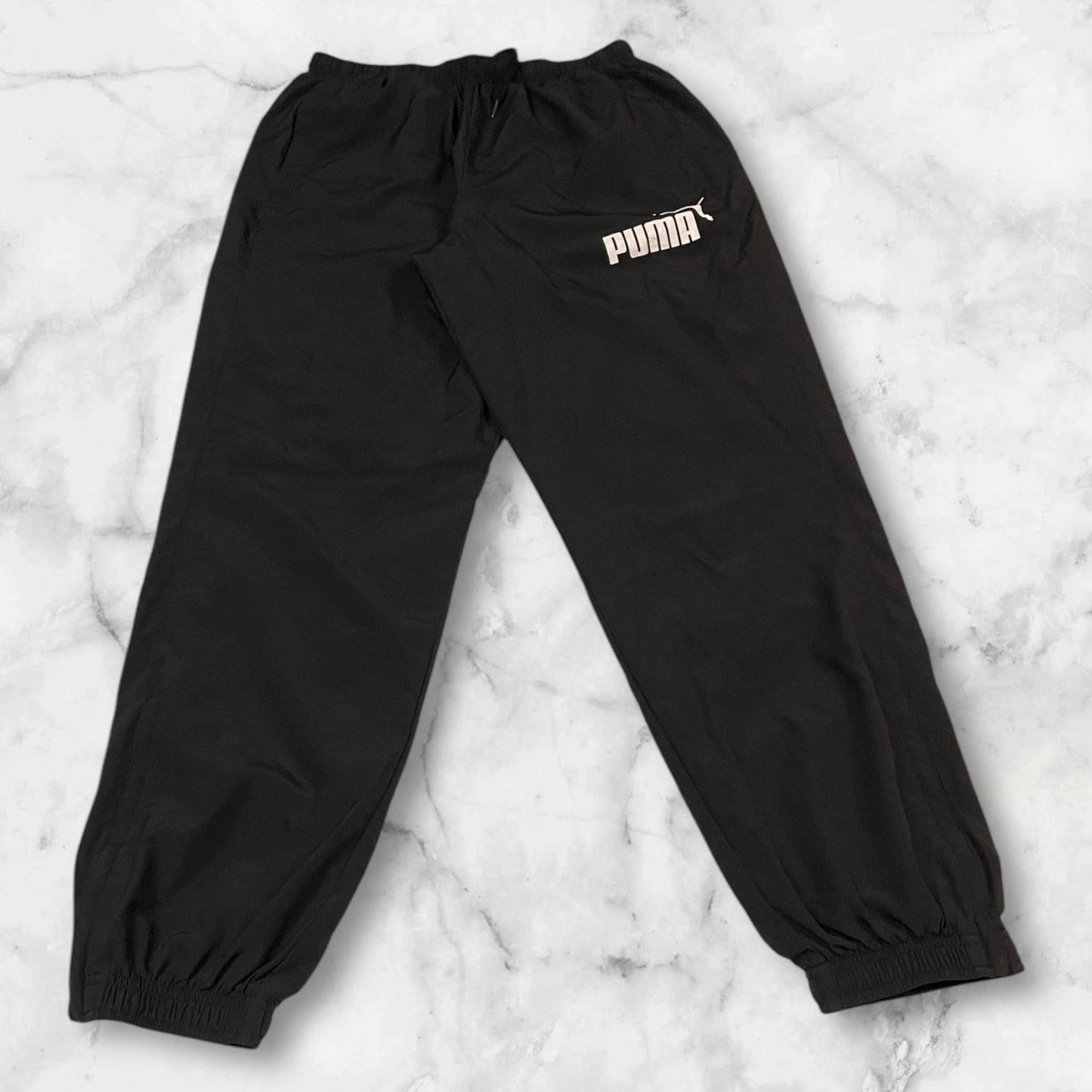 Entdecke unsere Vintage Track Pants von Nike und anderen Marken, erhältlich bei Valuxery.de - Dein Shop für trendige Vintage - Kleidung. Unsere Track Pants sind aus hochwertigen Materialien und