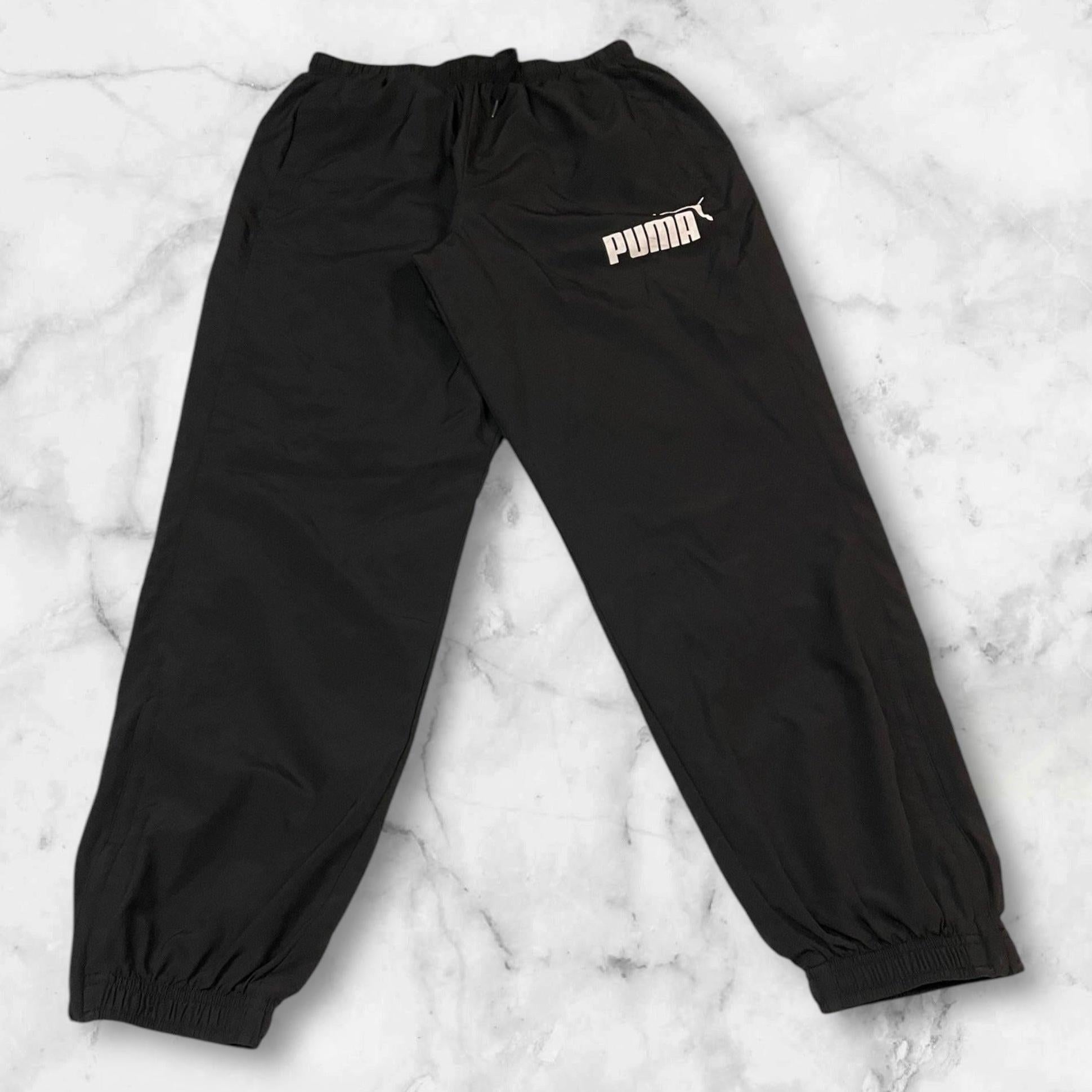 Entdecke unsere Vintage Track Pants von Nike und anderen Marken, erhältlich bei Valuxery.de - Dein Shop für trendige Vintage - Kleidung. Unsere Track Pants sind aus hochwertigen Materialien und