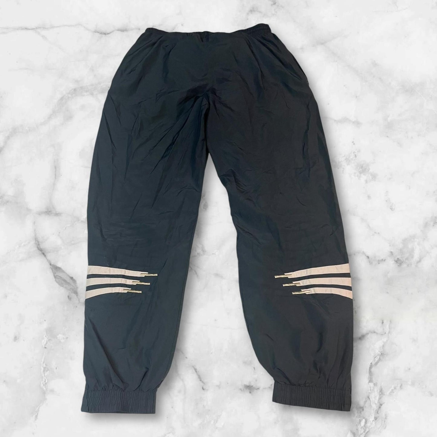Entdecke unsere Vintage Track Pants von Nike und anderen Marken, erhältlich bei Valuxery.de - Dein Shop für trendige Vintage - Kleidung. Unsere Track Pants sind aus hochwertigen Materialien und