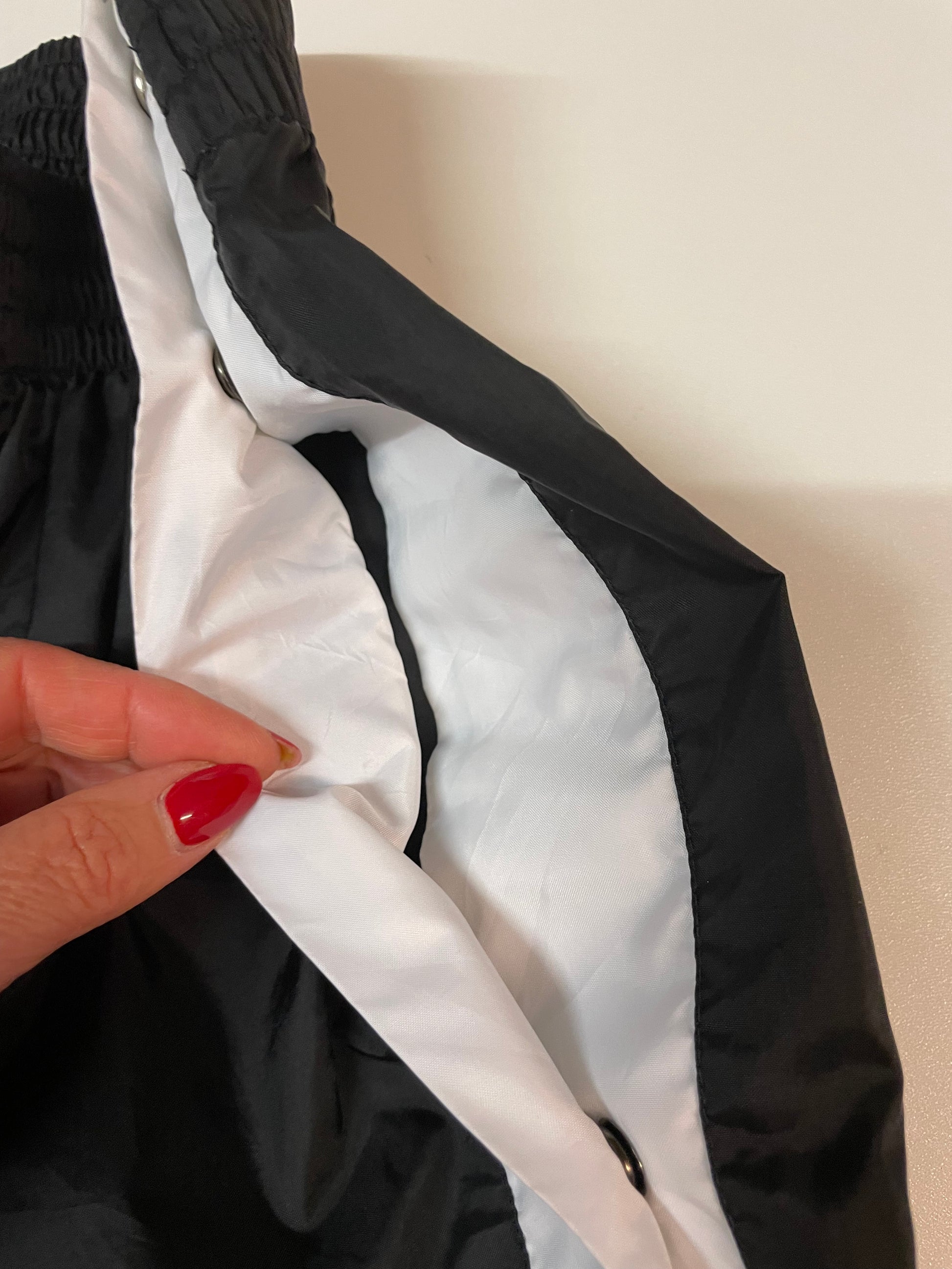 Entdecke unsere Vintage Track Pants von Nike und anderen Marken, erhältlich bei Valuxery.de - Dein Shop für trendige Vintage - Kleidung. Unsere Track Pants sind aus hochwertigen Materialien und