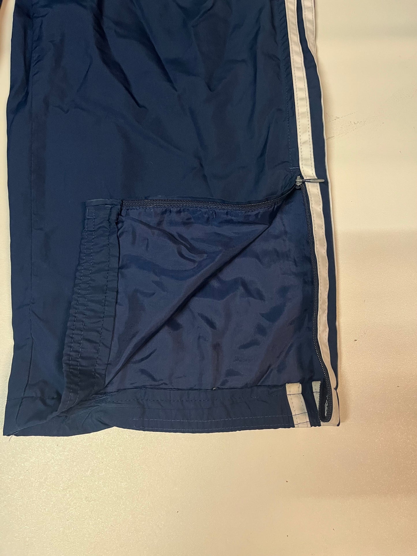 Entdecke unsere Vintage Track Pants von Nike und anderen Marken, erhältlich bei Valuxery.de - Dein Shop für trendige Vintage - Kleidung. Unsere Track Pants sind aus hochwertigen Materialien und