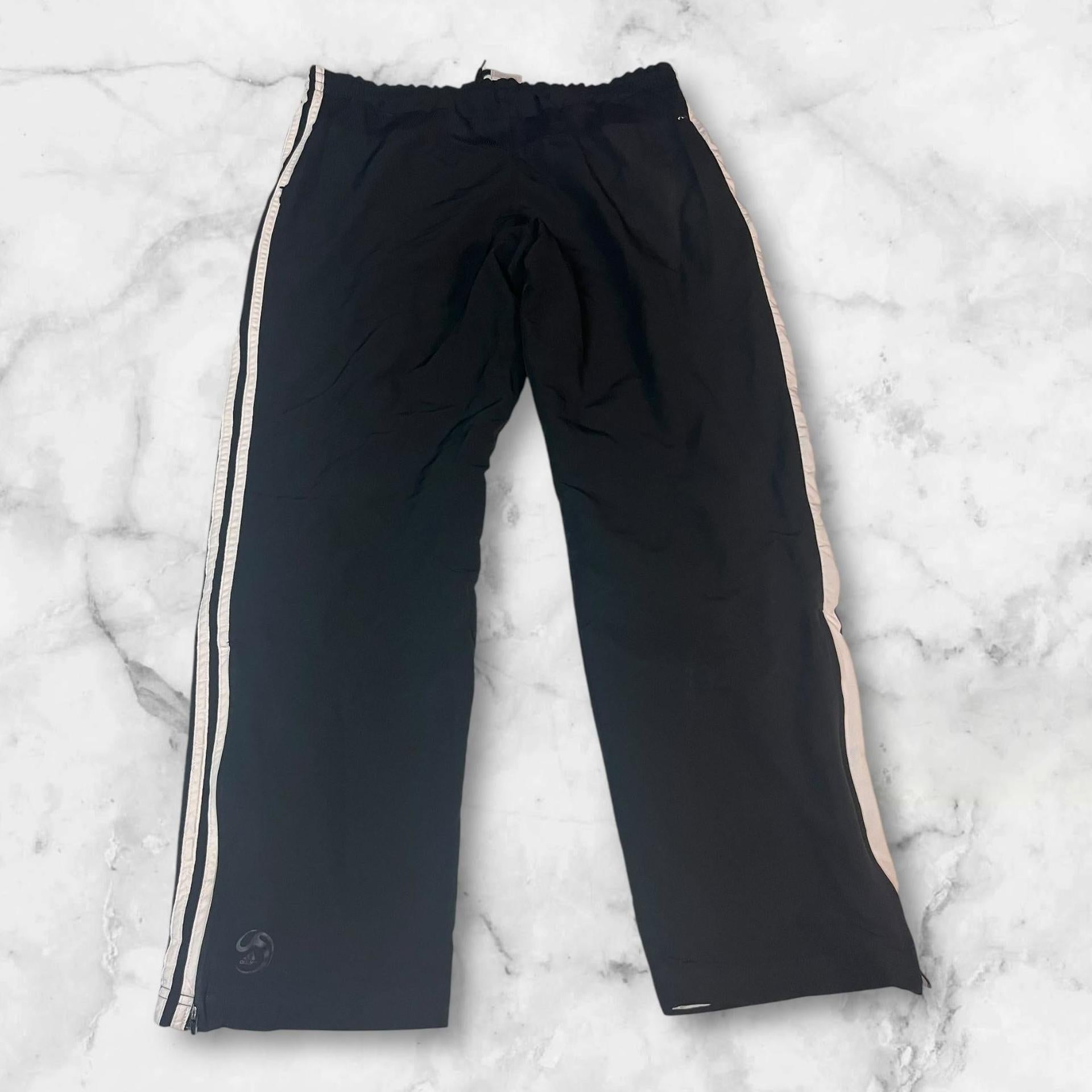 Entdecke unsere Vintage Track Pants von Nike und anderen Marken, erhältlich bei Valuxery.de - Dein Shop für trendige Vintage - Kleidung. Unsere Track Pants sind aus hochwertigen Materialien und