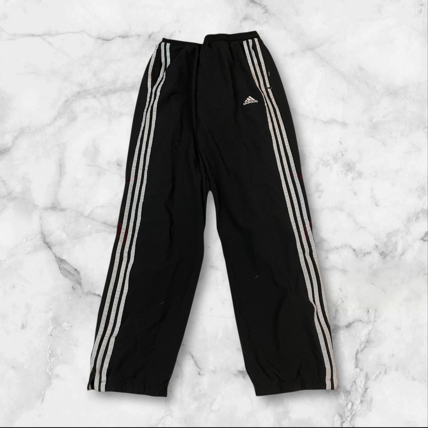 Entdecke unsere Vintage Track Pants von Nike und anderen Marken, erhältlich bei Valuxery.de - Dein Shop für trendige Vintage - Kleidung. Unsere Track Pants sind aus hochwertigen Materialien und