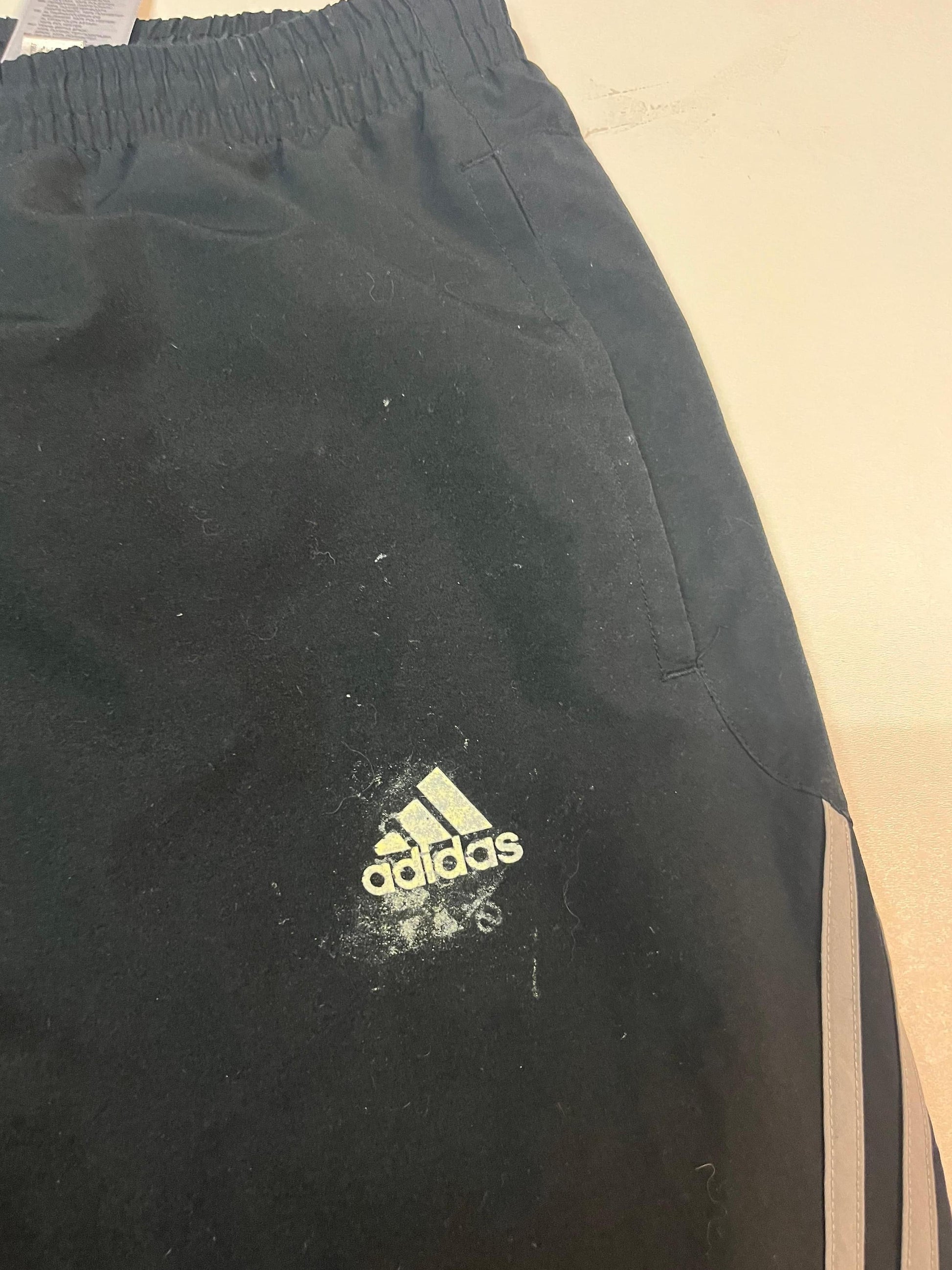 Entdecke unsere Vintage Track Pants von Nike und anderen Marken, erhältlich bei Valuxery.de - Dein Shop für trendige Vintage - Kleidung. Unsere Track Pants sind aus hochwertigen Materialien und