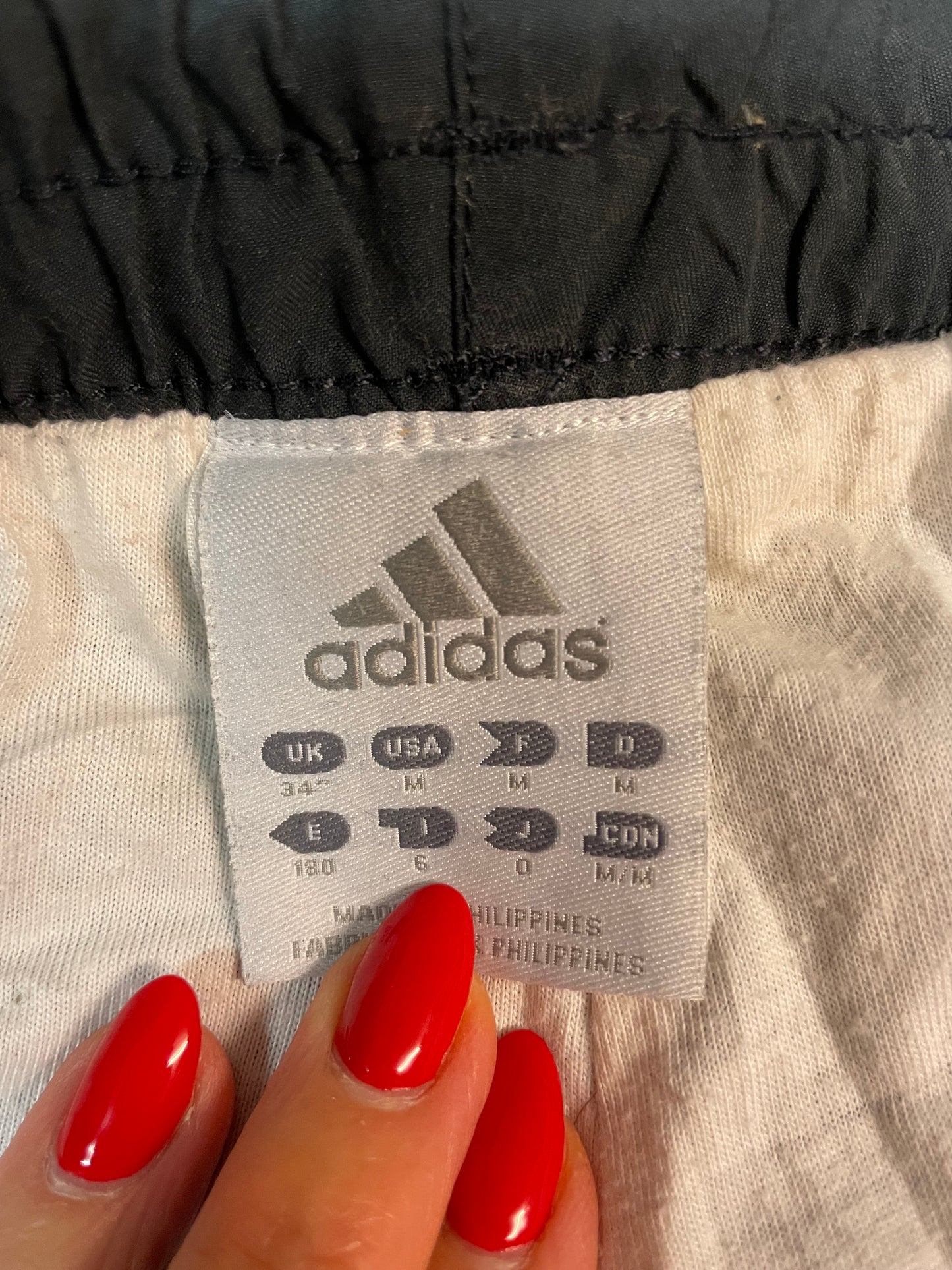 Entdecke unsere Vintage Track Pants von Nike und anderen Marken, erhältlich bei Valuxery.de - Dein Shop für trendige Vintage - Kleidung. Unsere Track Pants sind aus hochwertigen Materialien und