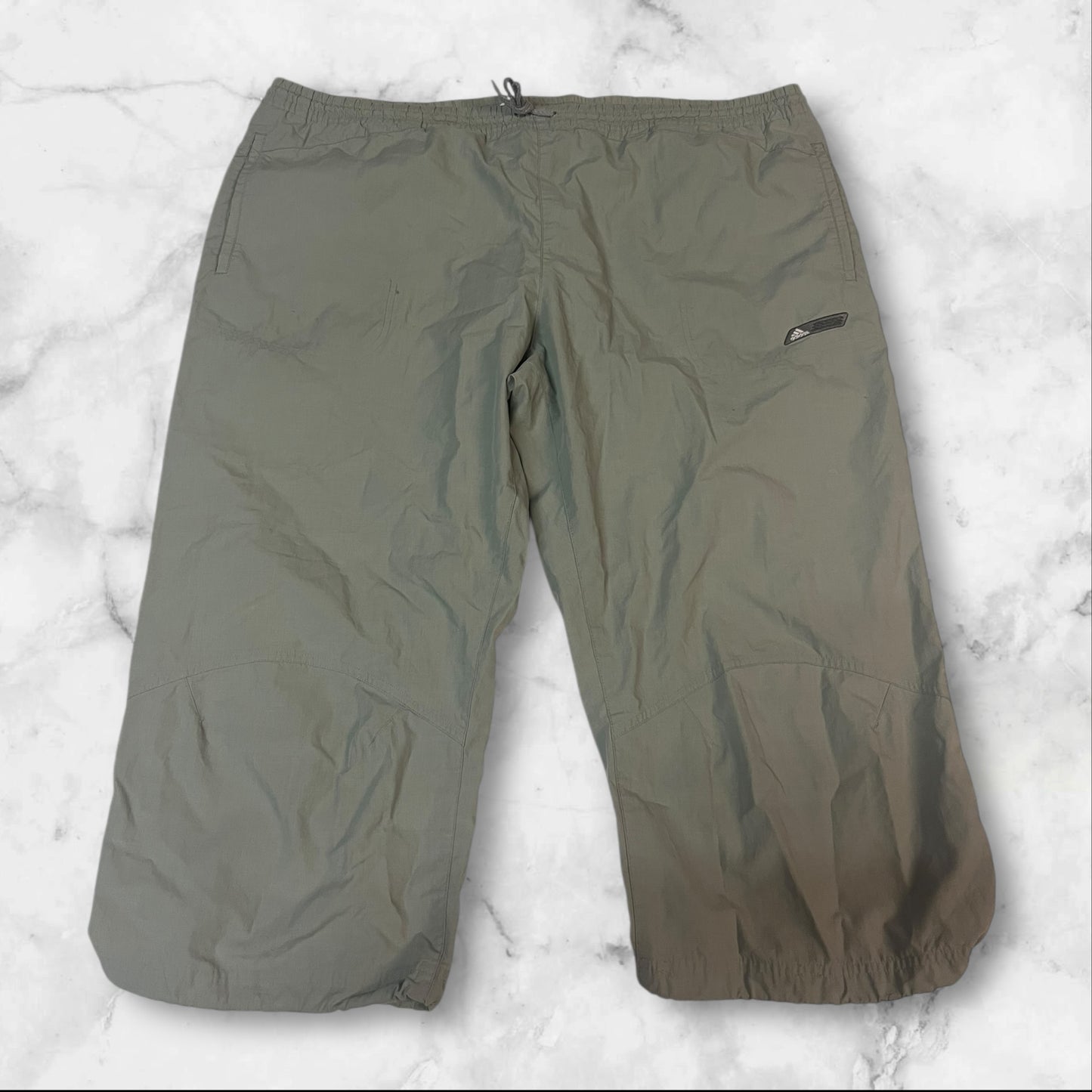 Entdecke unsere Vintage Track Pants von Nike und anderen Marken, erhältlich bei Valuxery.de - Dein Shop für trendige Vintage - Kleidung. Unsere Track Pants sind aus hochwertigen Materialien und