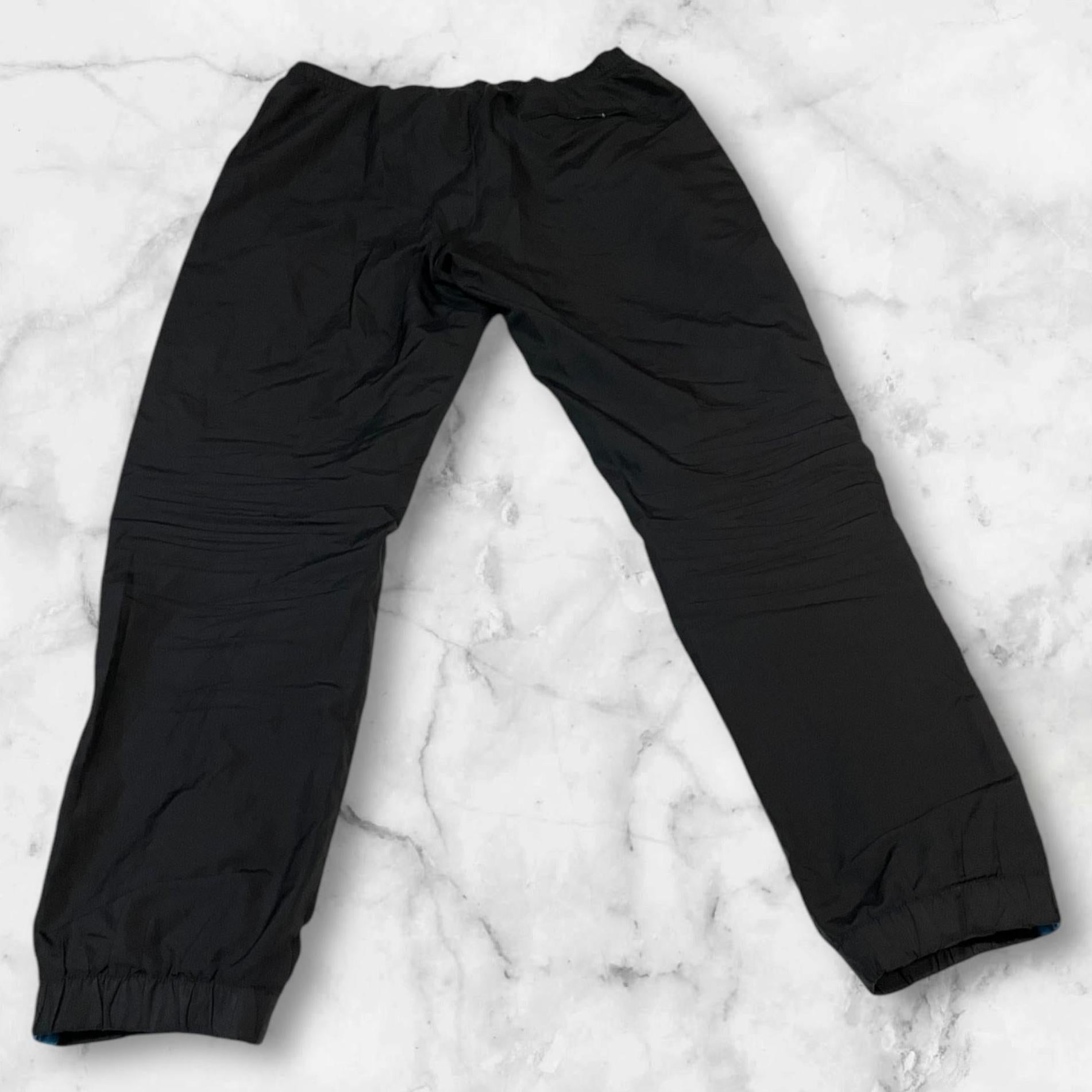 Entdecke unsere Vintage Track Pants von Nike und anderen Marken, erhältlich bei Valuxery.de - Dein Shop für trendige Vintage - Kleidung. Unsere Track Pants sind aus hochwertigen Materialien und