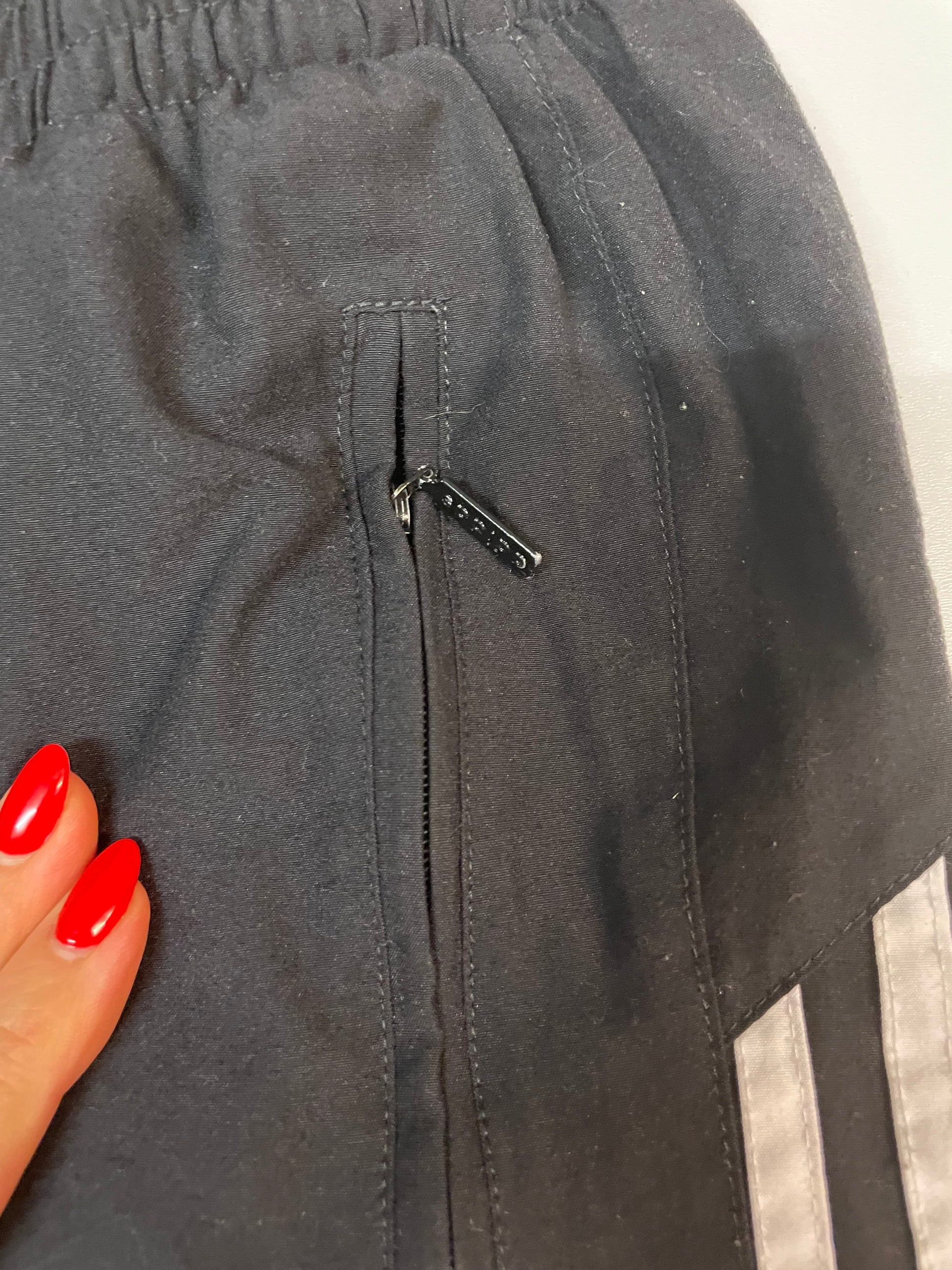 Entdecke unsere Vintage Track Pants von Nike und anderen Marken, erhältlich bei Valuxery.de - Dein Shop für trendige Vintage - Kleidung. Unsere Track Pants sind aus hochwertigen Materialien und