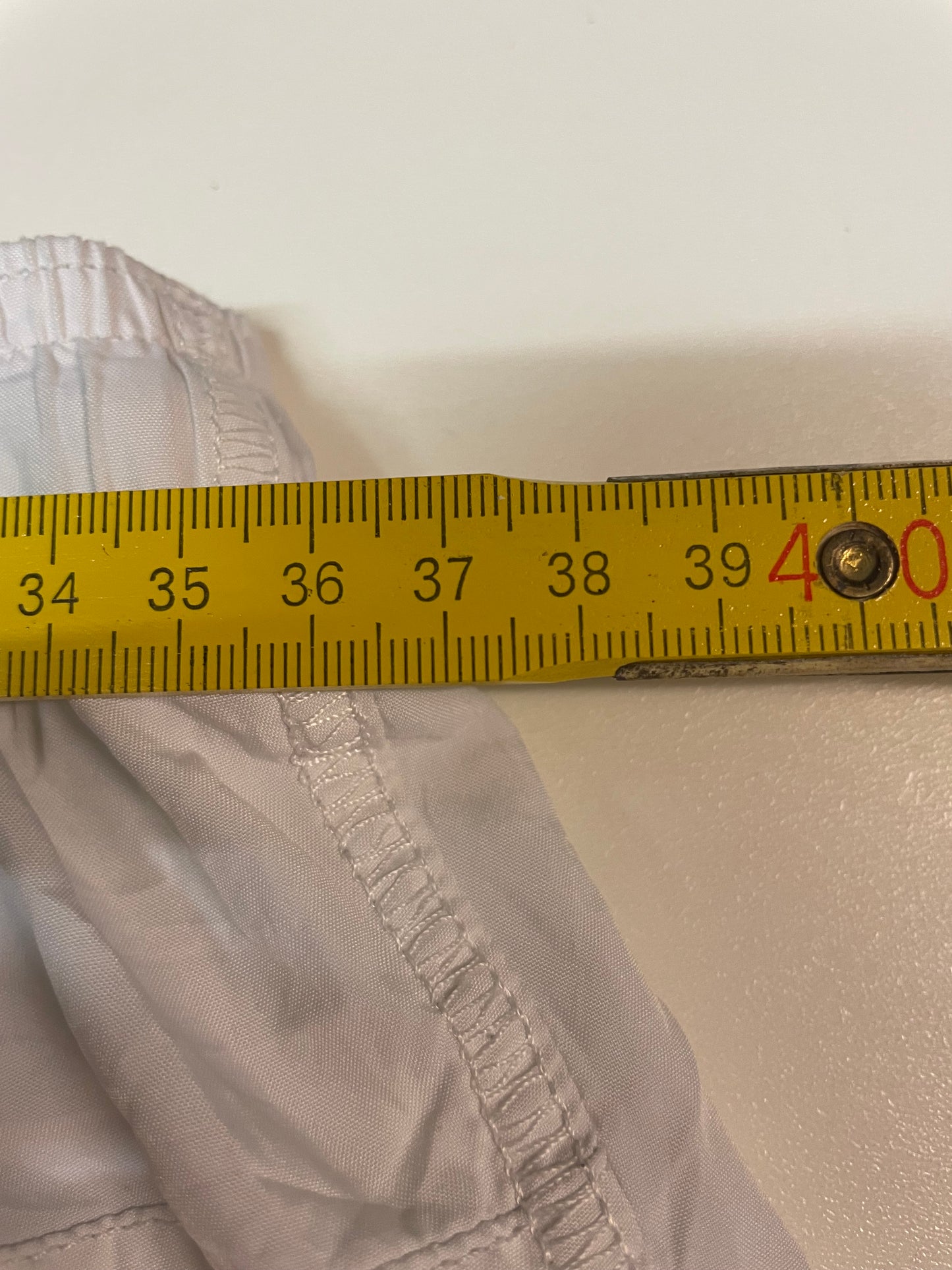 Entdecke unsere Vintage Track Pants von Nike und anderen Marken, erhältlich bei Valuxery.de - Dein Shop für trendige Vintage - Kleidung. Unsere Track Pants sind aus hochwertigen Materialien und
